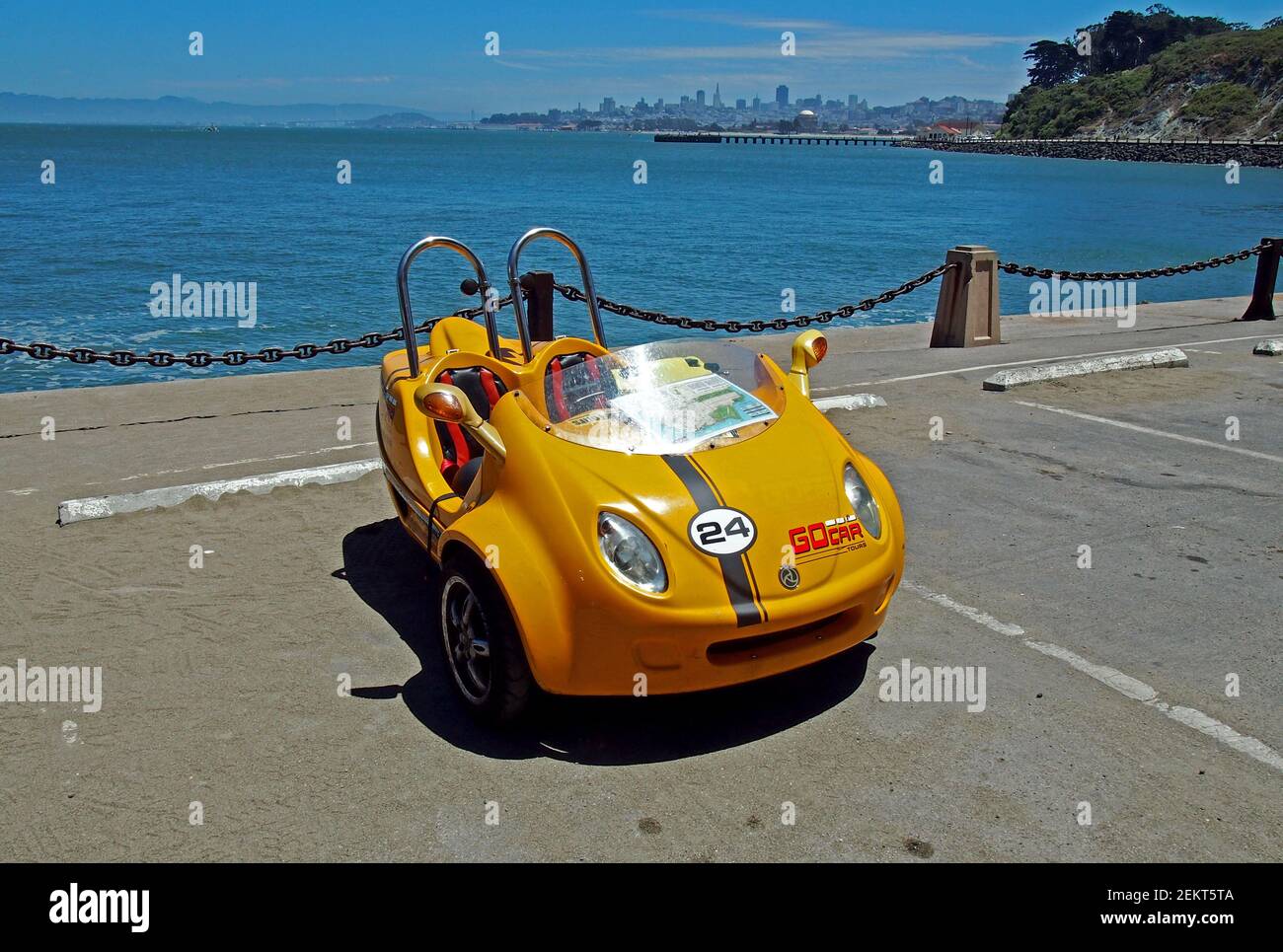 3 Rad, 2 Personen GoCar Mietfahrzeug geparkt entlang der Bucht am Fort Point Lot in San Francisco, Kalifornien Stockfoto