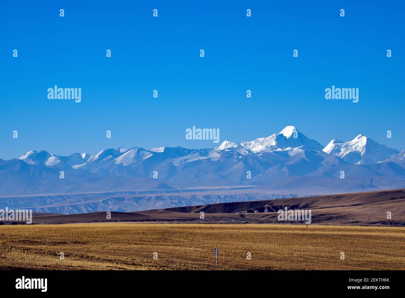 Die wunderschöne schneebedeckte Berglandschaft des Mount Kamet in der Präfektur Ngari, südwestlich der Autonomen Region Tibet, 19. Oktober 2020. (Foto von Huang Huo/ChinaImages/Sipa USA) Stockfoto