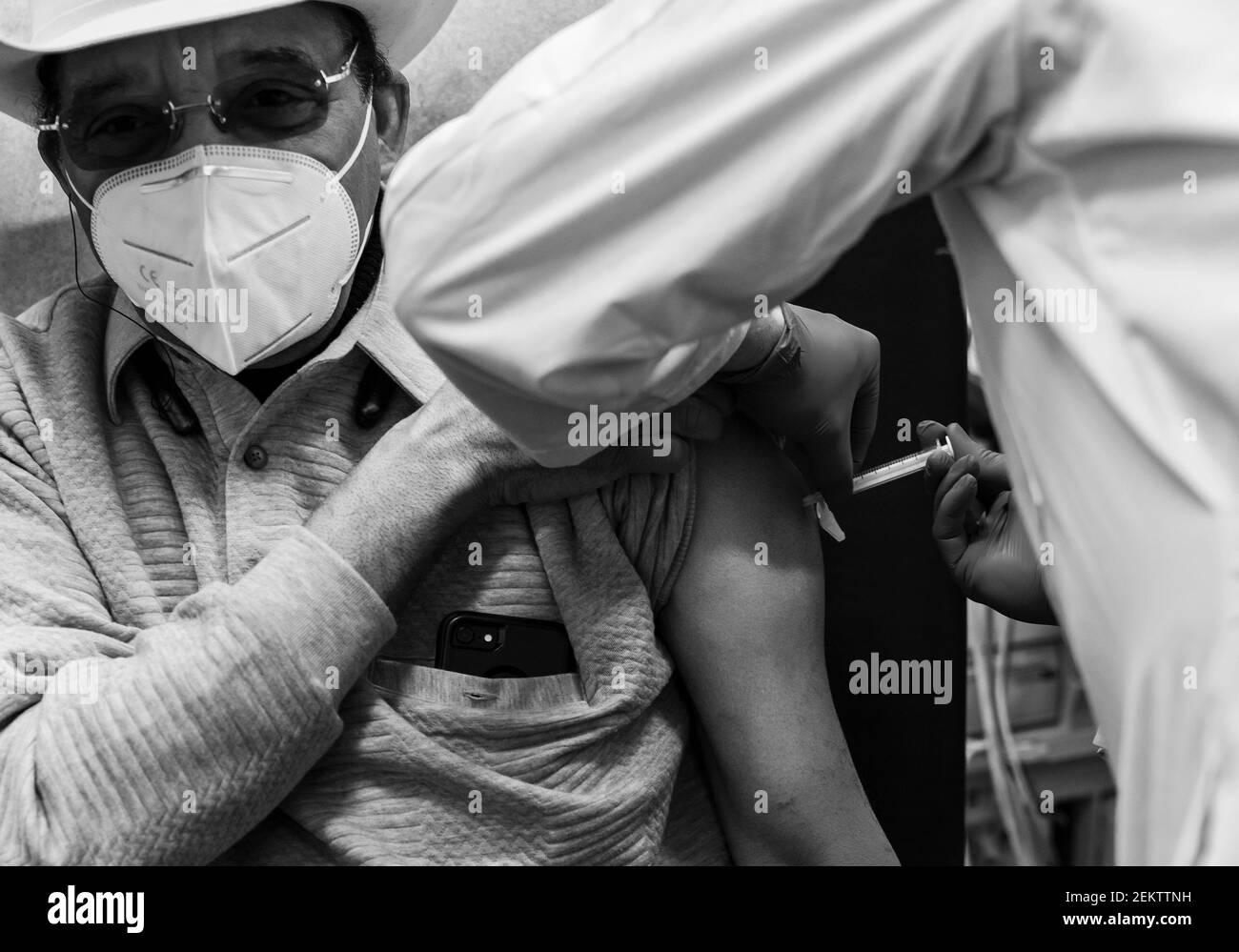 New York, Usa. Februar 2021, 23rd. Dr. Ramon Tallaj verabreicht COVID-19-Impfstoff für NYC Council Member Ruben Diaz Sr. Bei Doctor Medical Urgent Care in der Bronx. Dieser Standort dient einer meist unterversorgten Gemeinschaft von Menschen mit Farbe, die am stärksten von der Pandemie betroffen waren. SOMOS Community Care Ärzte und Krankenschwestern impfen Menschen in diesen Gebieten. (Foto von Lev Radin/Pacific Press) Quelle: Pacific Press Media Production Corp./Alamy Live News Stockfoto