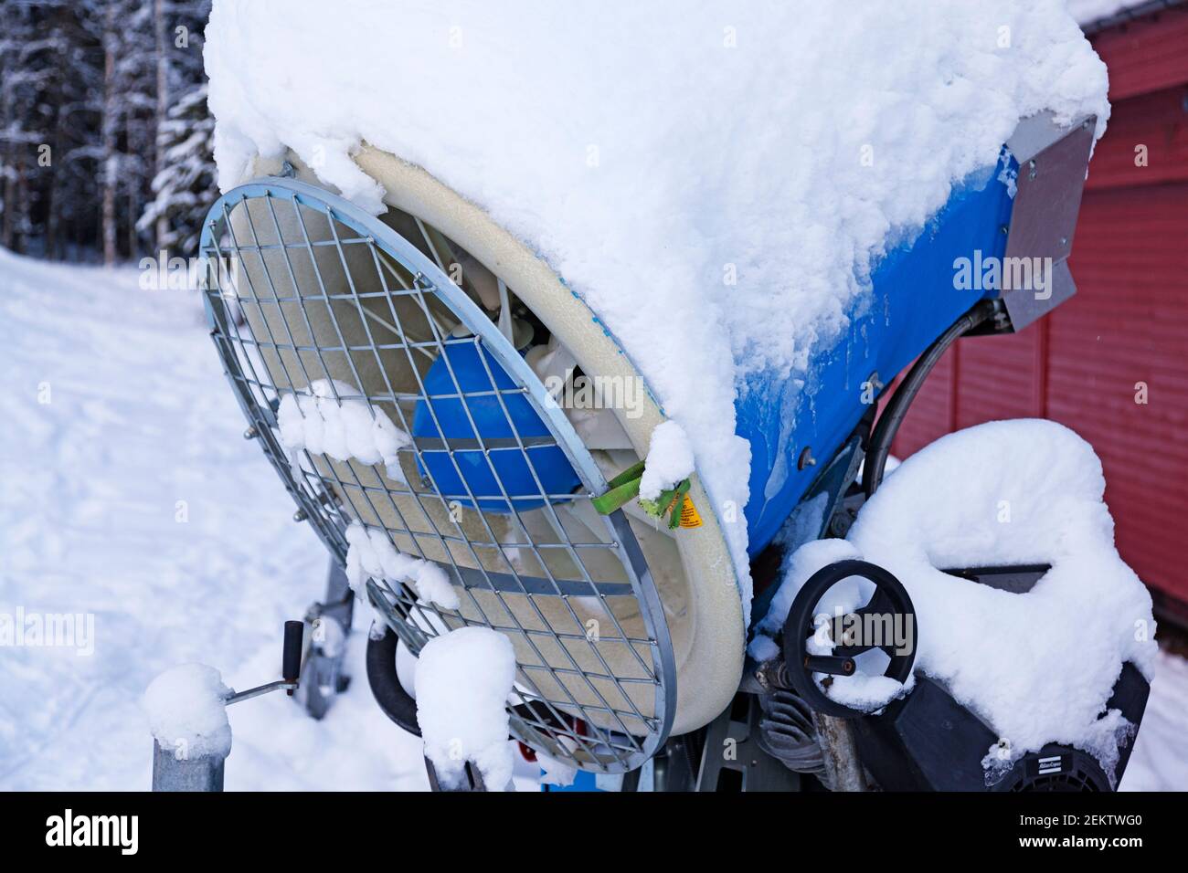 Große blaue Schneemaschine auf Skipisten verwendet Stockfoto