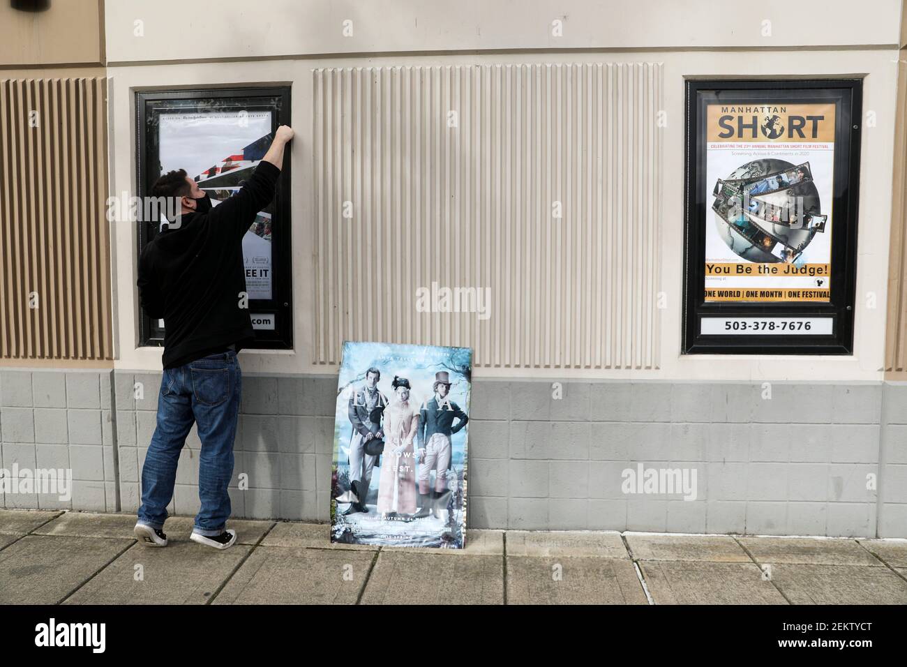 Marcus Salem wechselt am Mittwoch, den 21. Oktober 2020, das Filmplakat