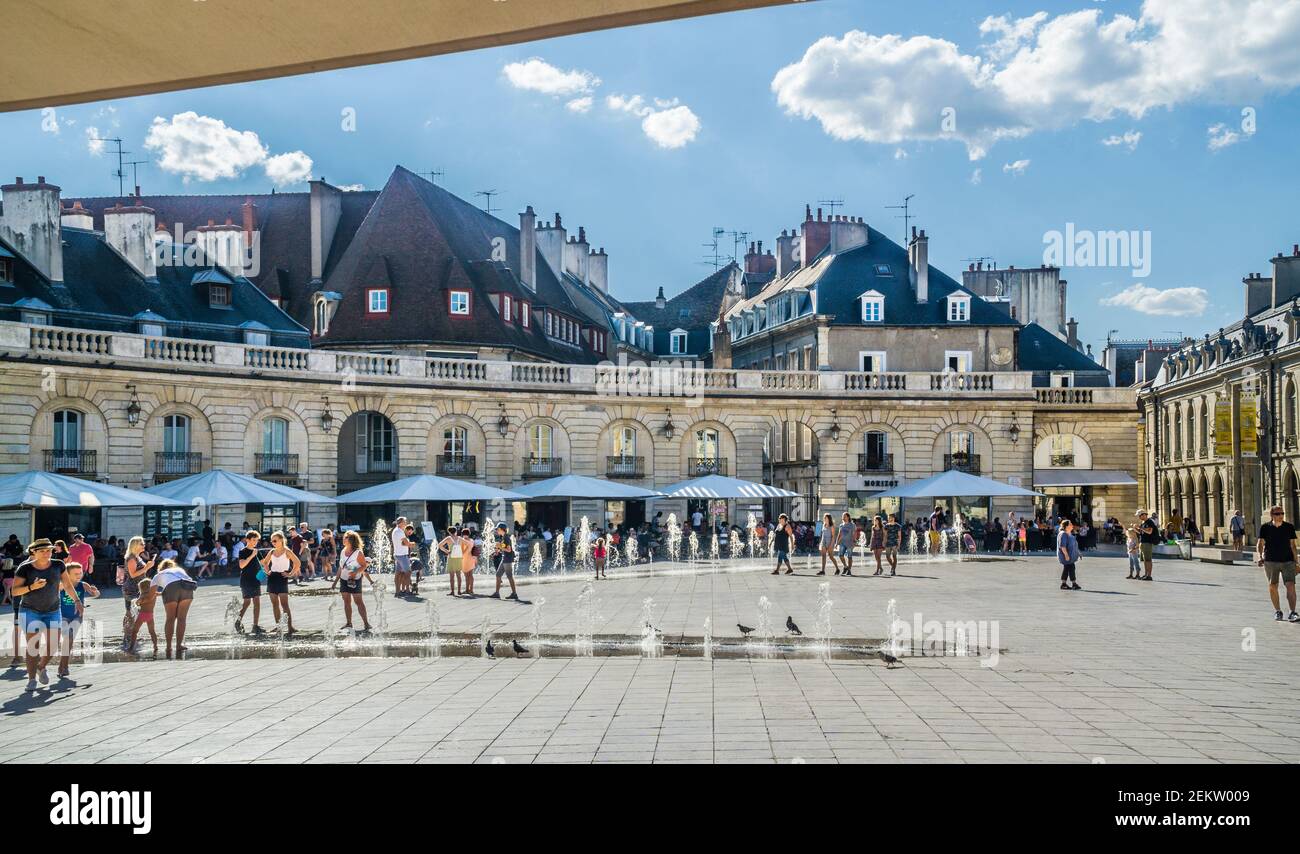 Brunnen auf dem halbradförmigen Place de la Libération in Dijon, Burgund; Côte-d'Or Departement Bourgogne-France-Comté Region, Frankreich Stockfoto