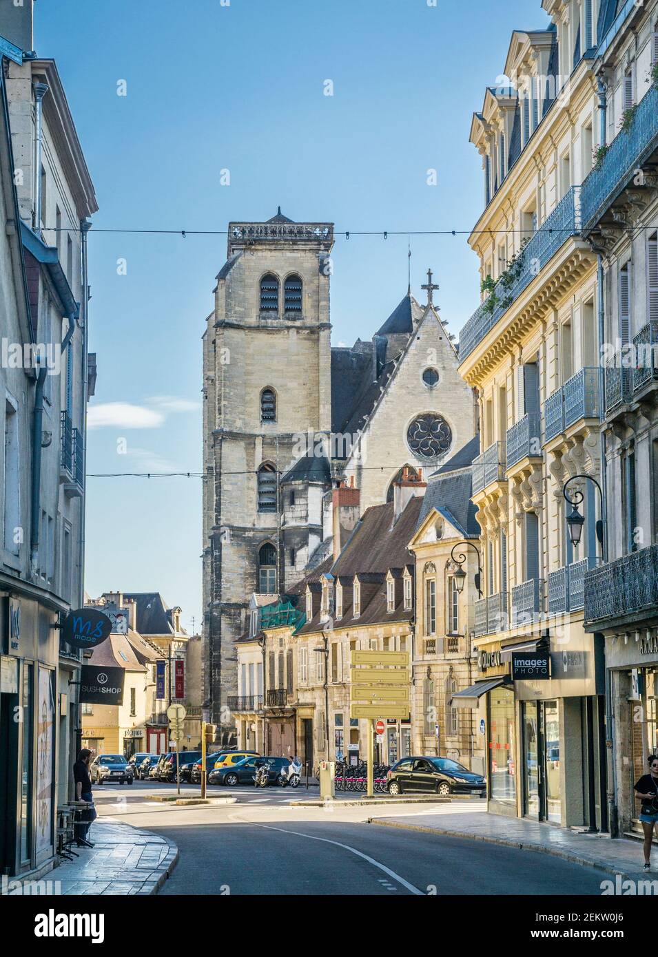 Place Bossuet, Dijon, mit Blick auf die Kirche Saint-Jean im gotischen Stil, die heute das Theater Dijon-Bourgogne, Dijon, Burgund, Departmen Côte-d'Or beherbergt Stockfoto