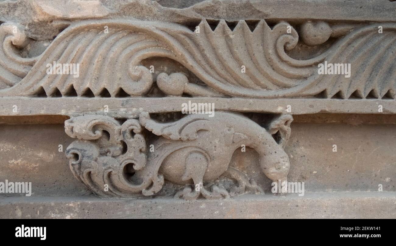 Das Steinschnitzwerk des Pfaus bei harschat mata Tempel aufgestellt Im Dorf abhaneri im indischen Bundesstaat rajasthan Stockfoto