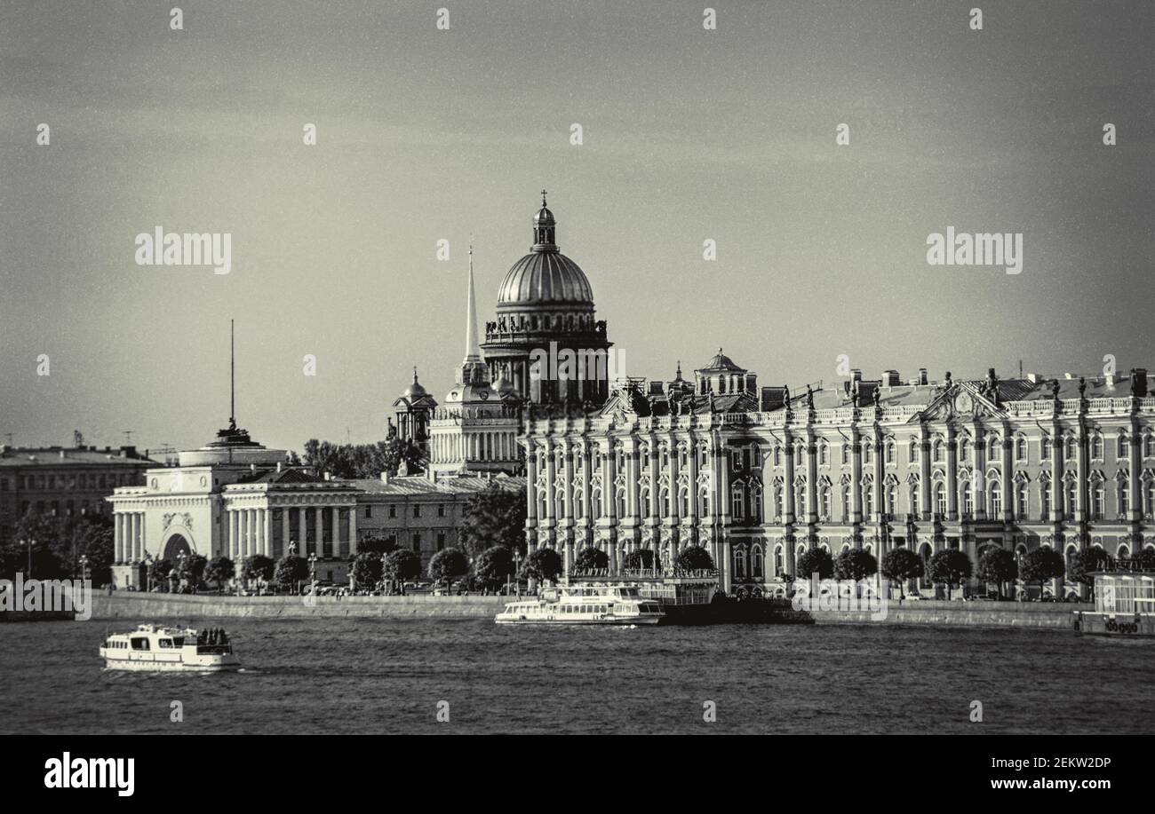 Newa Flussufer in Sankt Petersburg, Russland. Admiralty Gebäude und St. Isaac's Cathedral Stockfoto