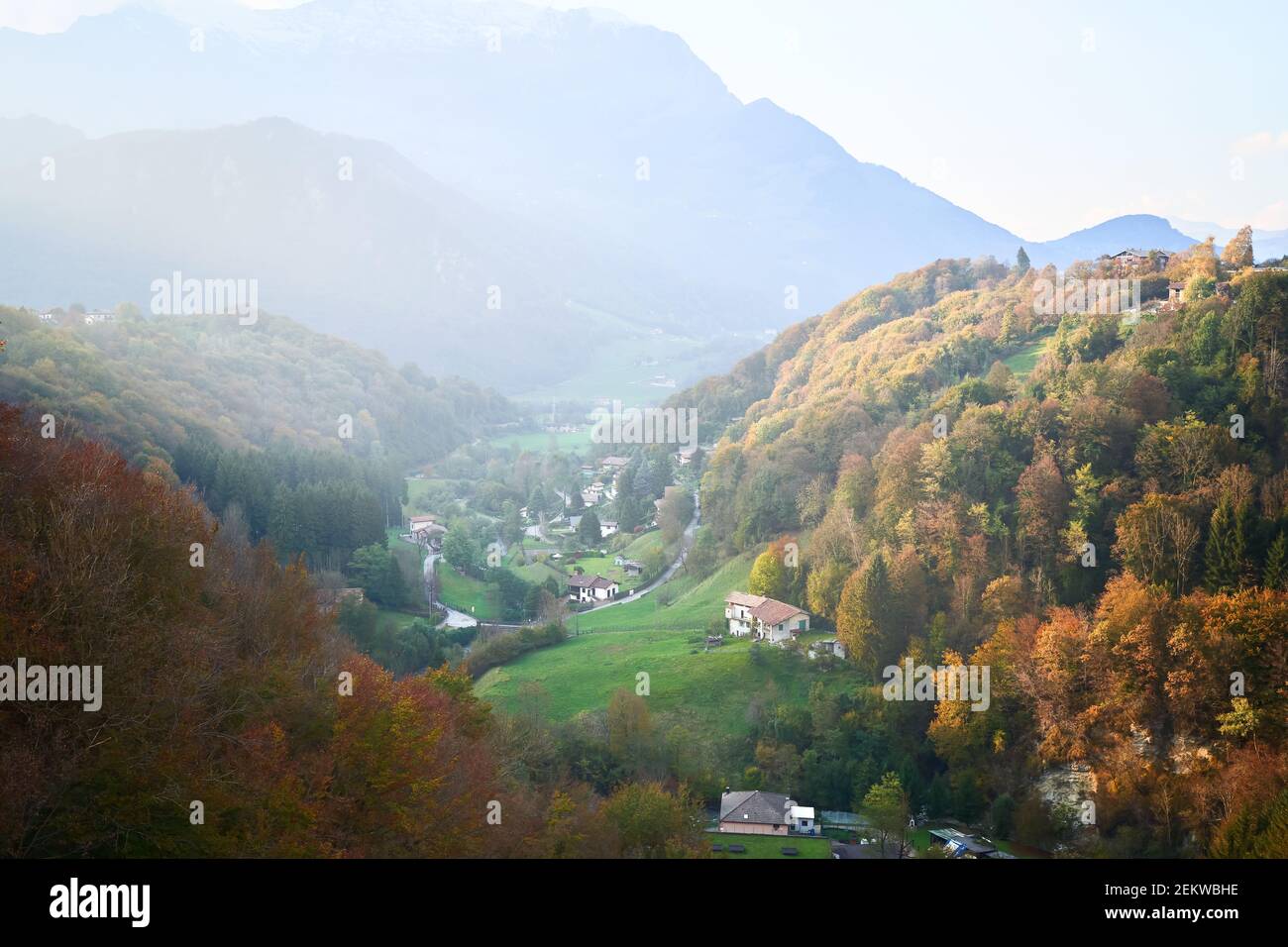Morterone Dorf mit Dolomitenbergen im Hintergrund, Blick von der Bergspitze. Valassina Tal in der italienischen Region Lombardei, Italien, Europa. Stockfoto