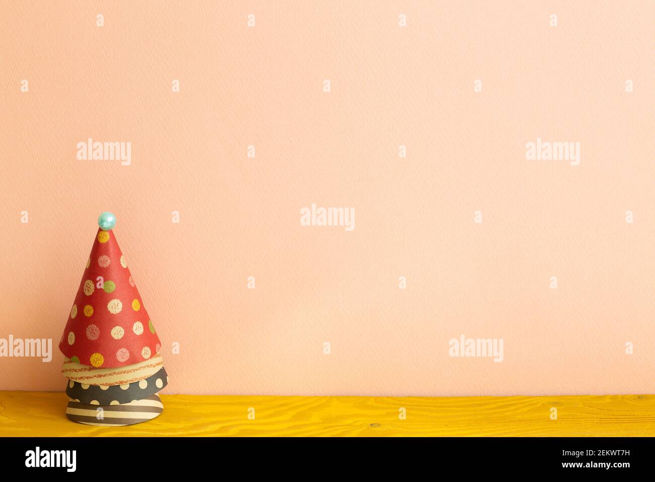 Bunte Party Hüte auf Holztisch. Rosa Hintergrund. Copy Raum Stockfoto