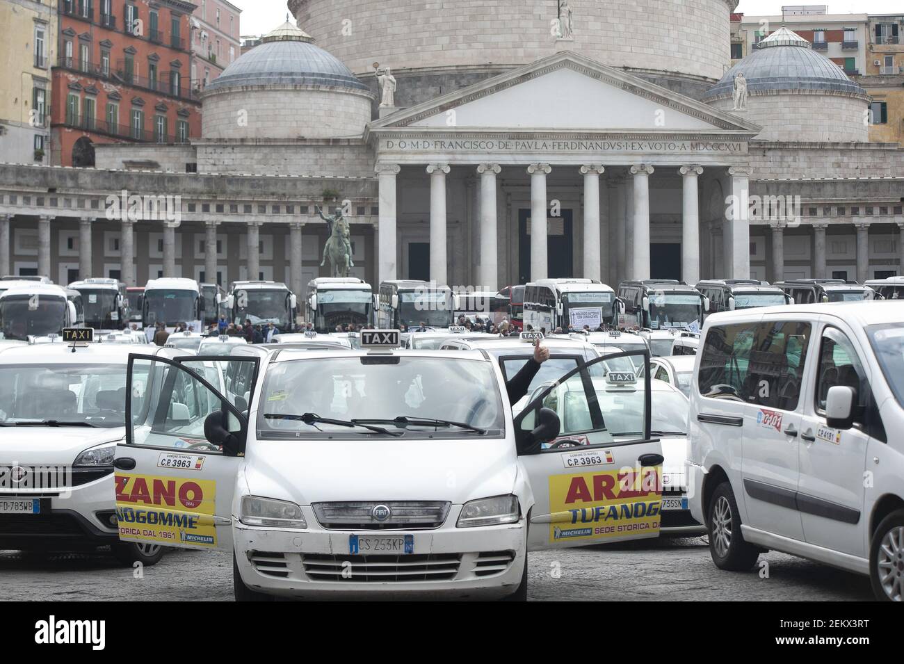 Taxis auf dem Platz während der Demonstration gesehen. Taxi- und Busfahrer protestierten weiter gegen die Maßnahmen der italienischen Regierung gegen die Krise von 19 und prangerte die wirtschaftlichen Auswirkungen und Auswirkungen der Sperrung an. In Neapel protestieren Demonstranten vor der Piazza Plebiscito. (Foto von Valeria Ferraro / SOPA Images/Sipa USA) Stockfoto