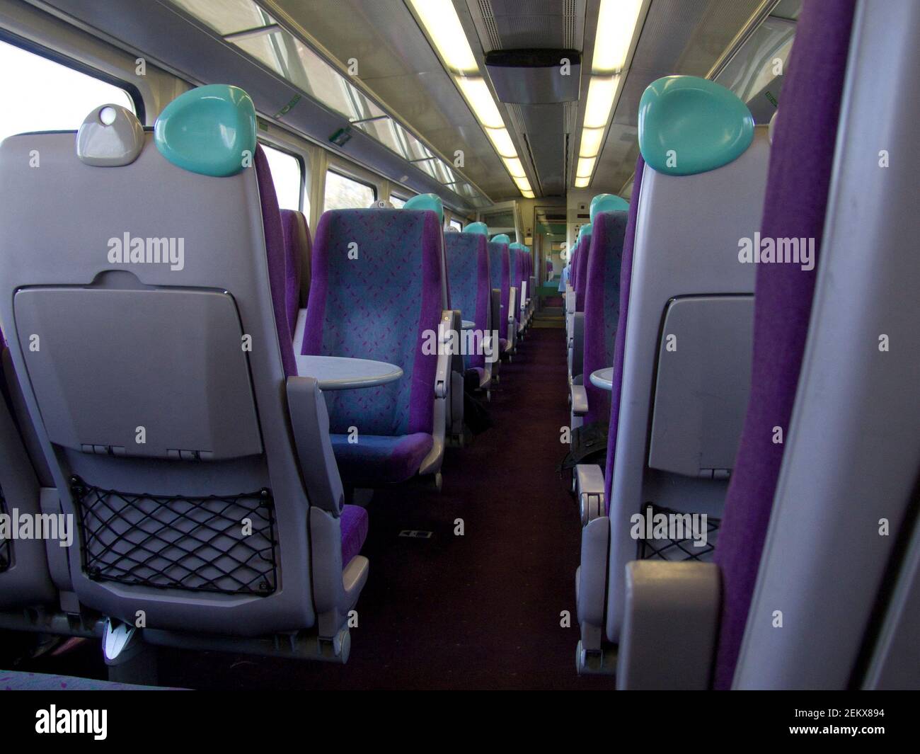 Sitzreihen in einem Zug, Platz nehmen, keine Reservierung erforderlich, Sitzplatz am Gang, Pendeln, Reisen, Urlaub Stockfoto