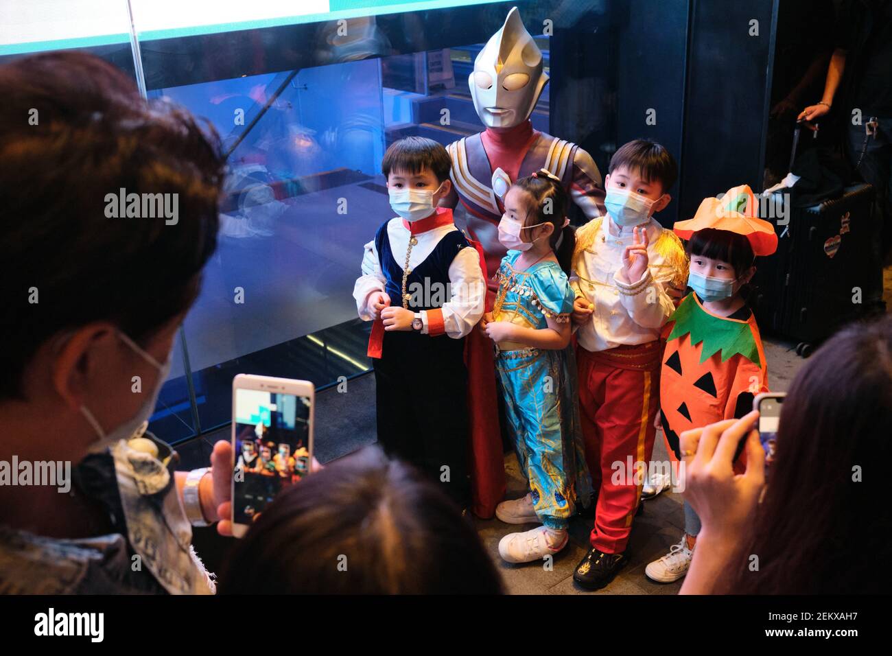 Kinder tragen Kostüme an Halloween. Nachtschwärmer nehmen an einer Halloween-Straßenparty in Lan Kwai Fong inmitten der Covid-19 Pandemie Teil. (Foto von Isaac Wong / SOPA Images/Sipa USA) Stockfoto