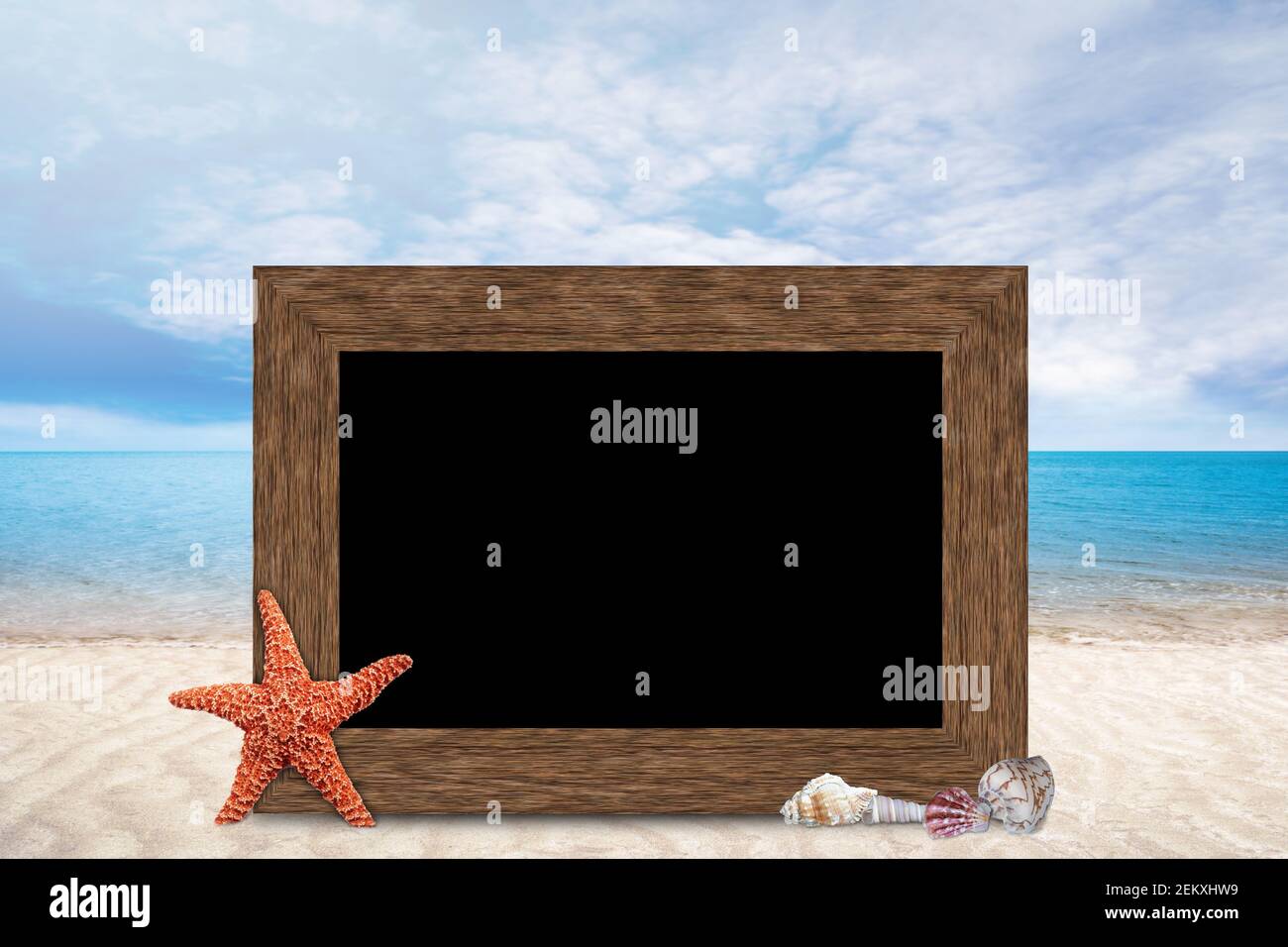 Holzbildrahmen mit Kopierraum auf verschwommenem Sommersandstrand, blauem Meer und Himmel Hintergrund mit Seesternen und Muscheln. Stockfoto
