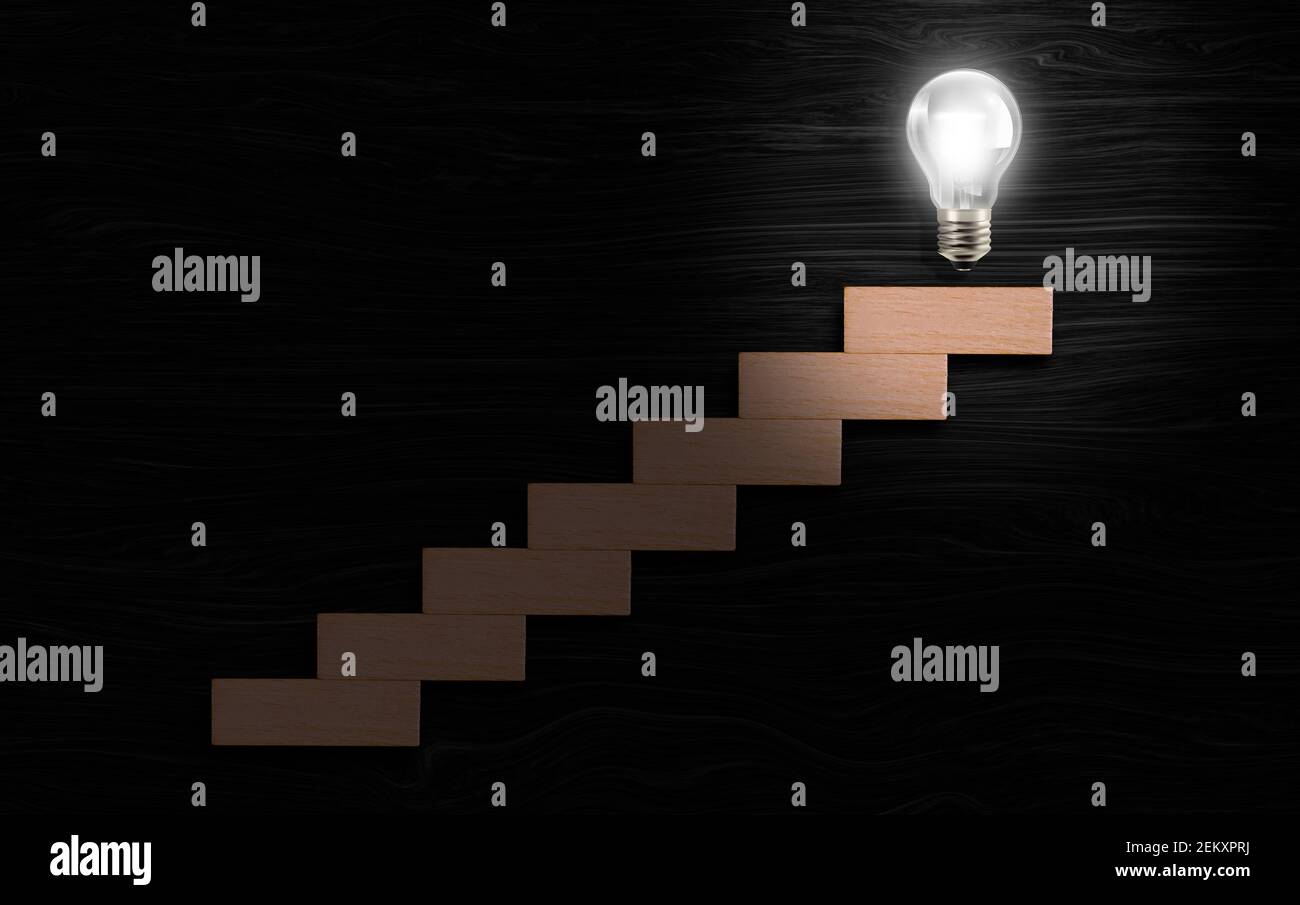 Glühbirne leuchtet in der Oberseite der Treppe in schwarzer Textur Hintergrund. Success Prozess Konzept. Stockfoto