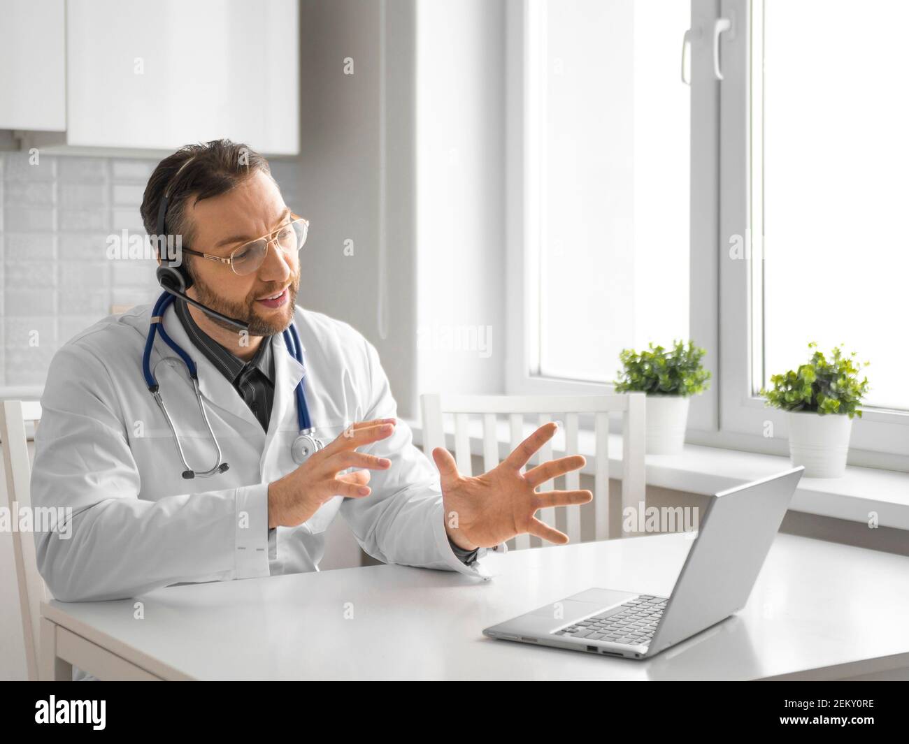 Arzt Online-Videoanruf mit Patient. Konsultation mit einem Arzt während der Quarantäne. Stockfoto