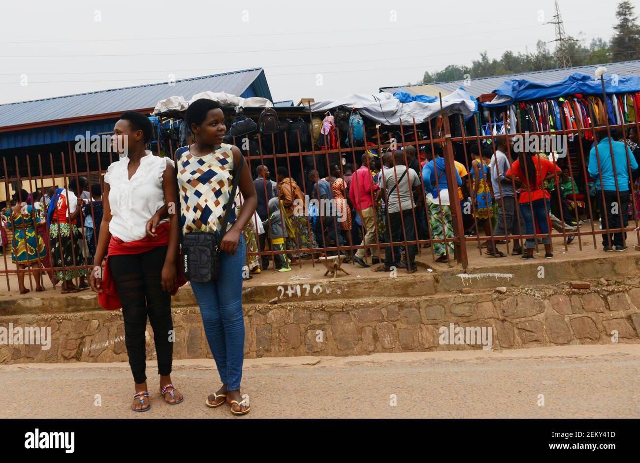 Junge ruandische Frauen, die vor einem geschäftigen Markt in Kigali, Ruanda, stehen. Stockfoto