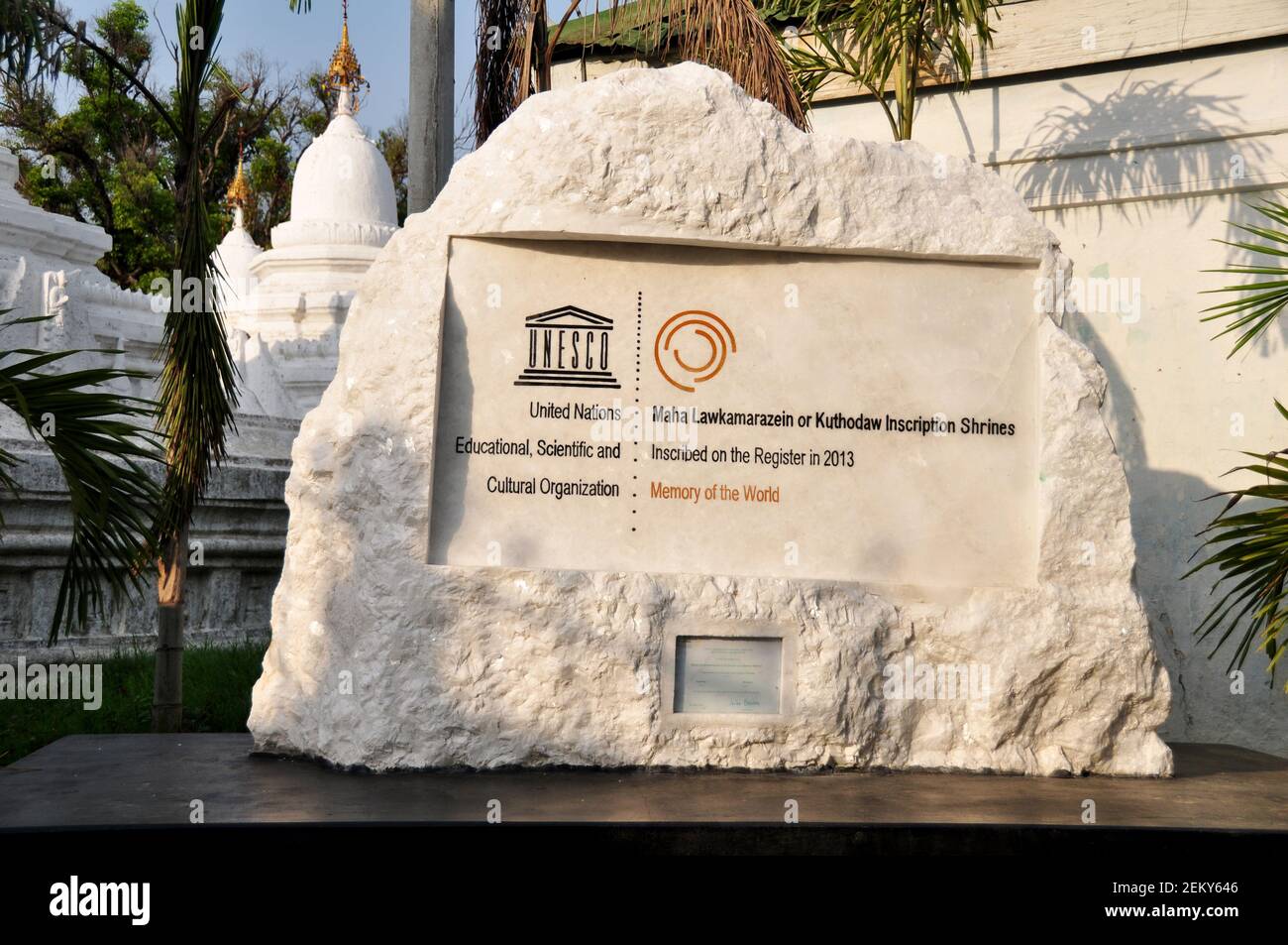 Stein Marmor Tag Label Informationen Detail der UNESCO Plaque Maha Lawka Marazein Pagode paya Tempel oder Kuthodaw Inschrift Schrein für Besucher bei B Stockfoto