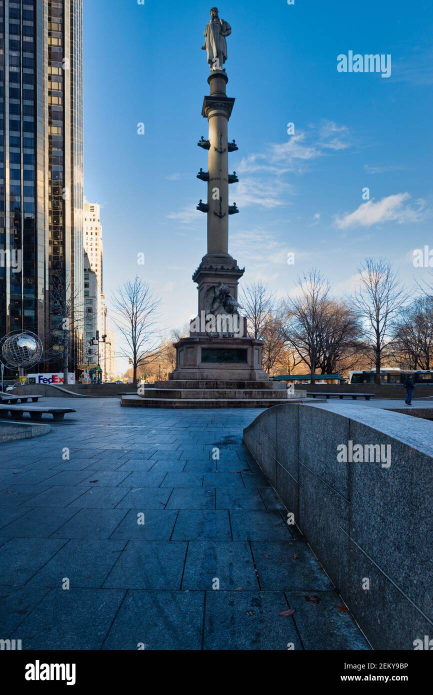 Christopher Columbus Statue (von Jeronimo Suñol) im Central Park New York City bei Tageslicht mit Bäumen und Wolken am Himmel Stockfoto