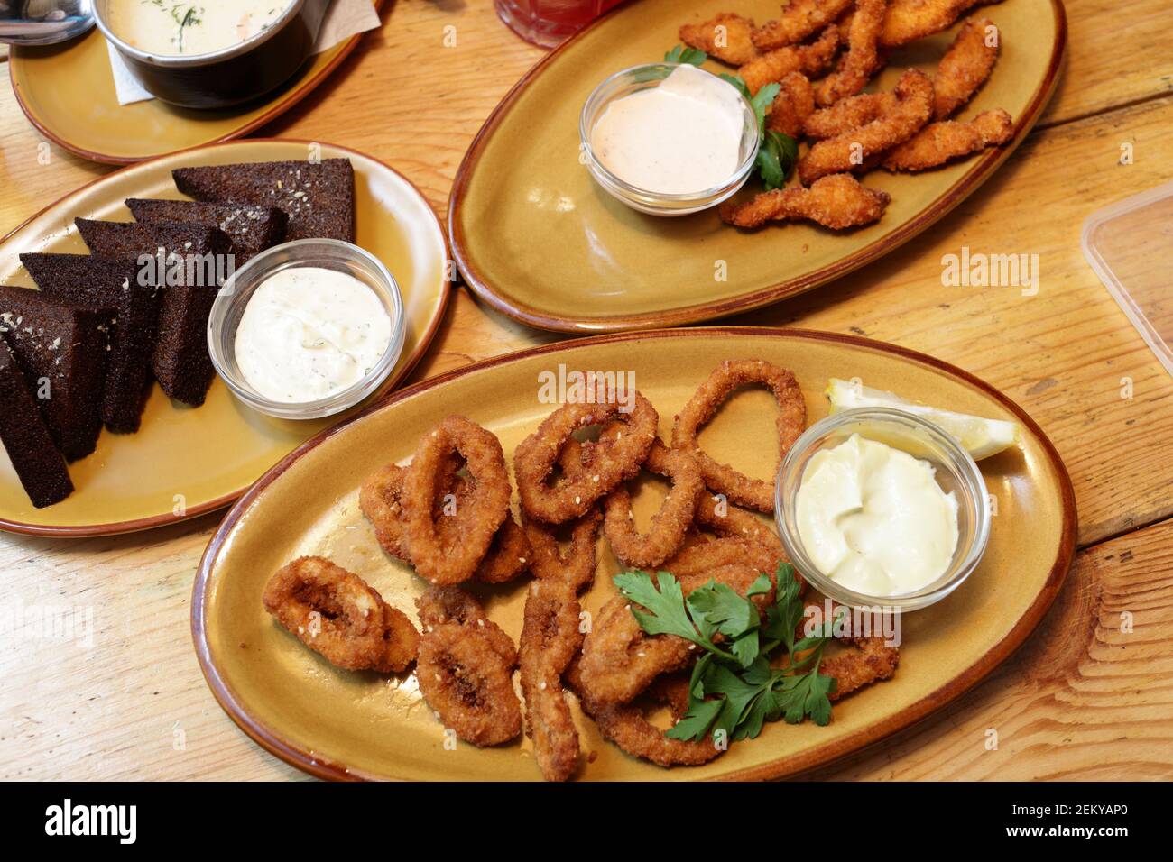 Verschiedene Snacks für Bier im Pub Stockfoto
