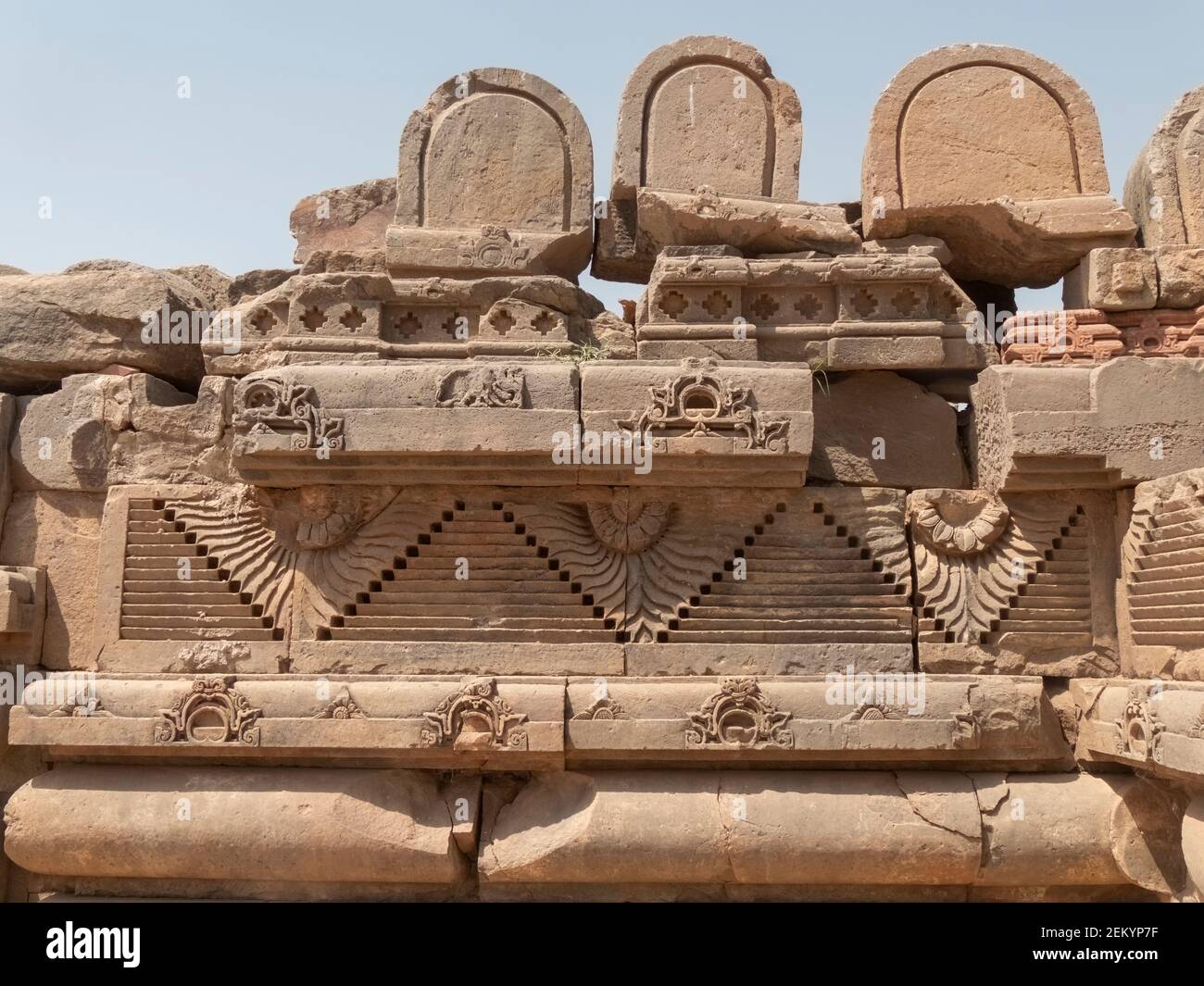 Geschnitzte Steindekorationen an einer Wand bei chand baori, einem Steppenbrunnen im Dorf abhaneri im indischen Bundesstaat rajasthan Stockfoto