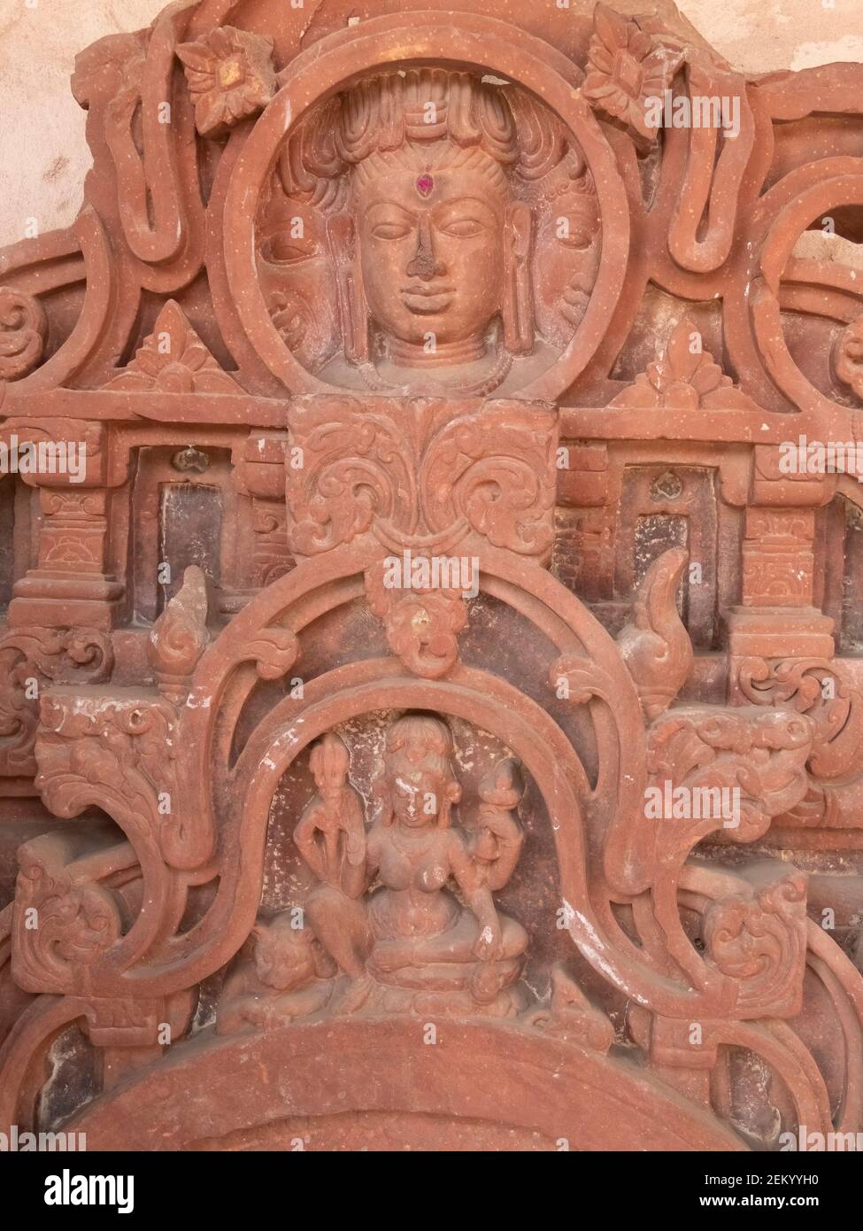 Ein Flachrelief Schnitzwerk von hinduistischen Feinheiten bei harschat mata Tempel im Dorf abhaneri in der indischen Bundesstaat rajasthan Stockfoto