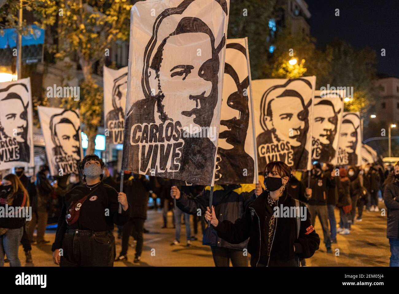 Demonstranten halten während der Demonstration Transparente mit Carlos Palominos Gesicht. Anti-Faschisten-Kundgebung erinnert an Carlos Palomino, einen 16-jährigen Jungen, der vor 12 Jahren von einem rechtsextremen Kämpfer getötet wurde, als er zu einer Demonstration ging. (Foto von Diego Radames / SOPA Images/Sipa USA) Stockfoto