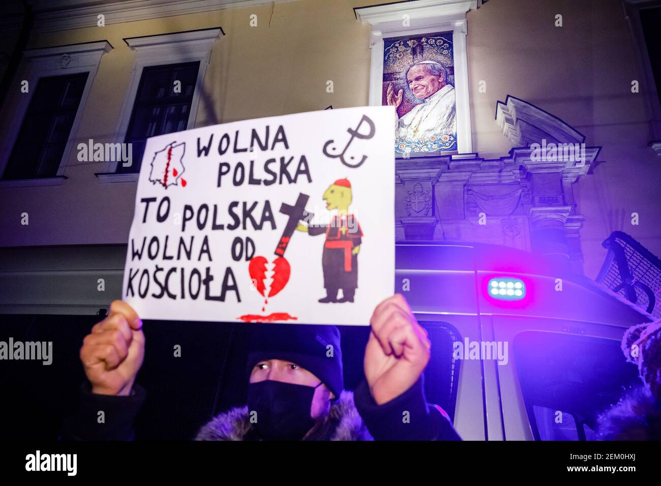 Ein Protestler, der eine Maske trägt und ein Plakat hält und sagt "Freies Polen ist Polen frei von der katholischen Kirche" ist Gesehen während der Demonstration in Fron Stockfoto