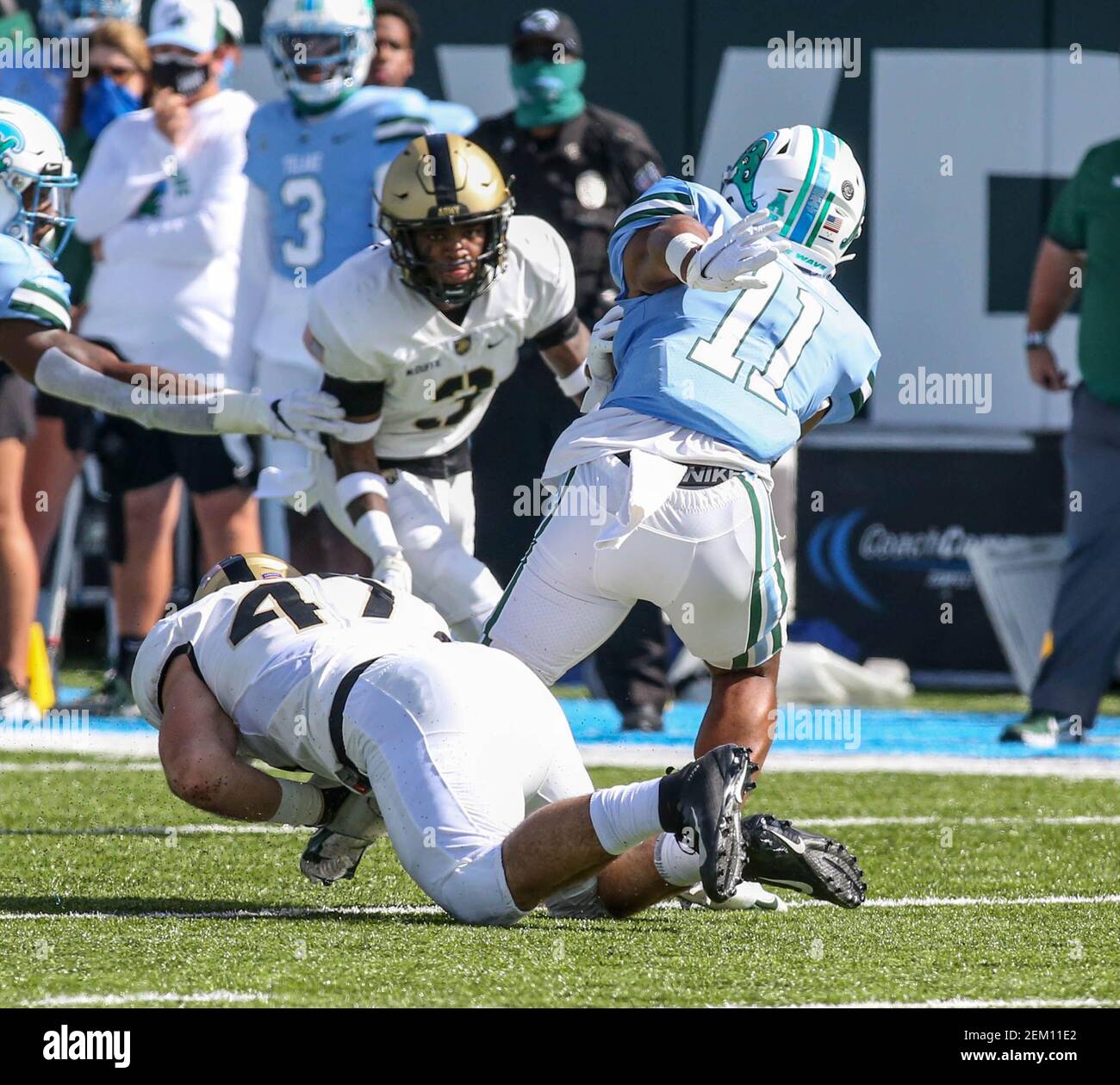 14. November 2020: Army-Linebacker Jon Rhattigan (47) bringt Tulanes ...
