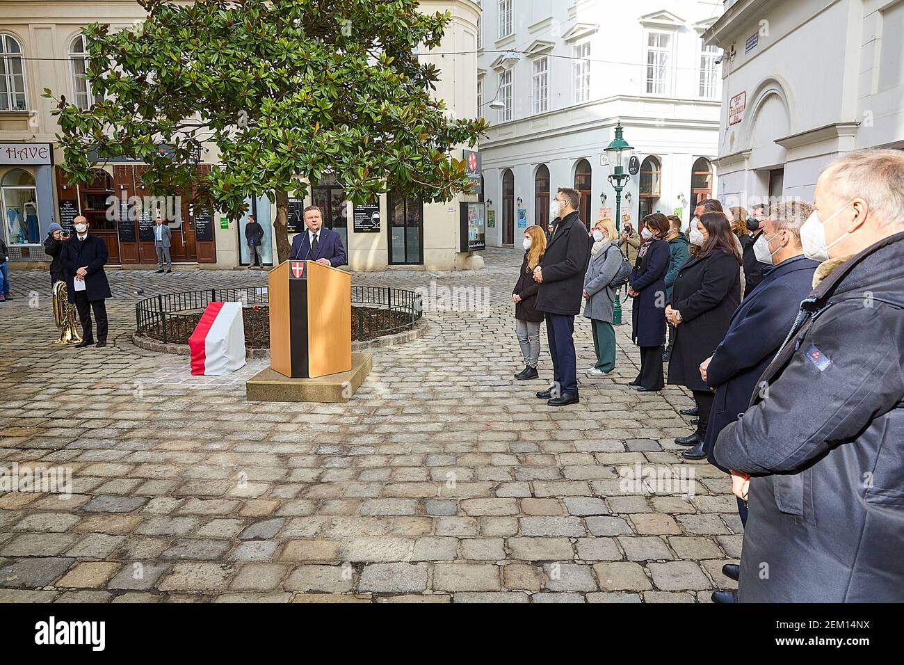 Wien, Österreich. Februar 2021, 23rd. Der Wiener Bürgermeister Michael Ludwig (3rd L) hält am 23. Februar 2021 im Rahmen einer feierlichen Zeremonie eine Rede zur Enthüllung des Gedenksteins für die Opfer der Terroranschläge in Wien. Am Dienstag wurde in der Wiener Innenstadt ein Gedenkstein für die Opfer des Terroranschlags vom 2. November 2020 enthüllt. Quelle: Georges Schneider/Xinhua/Alamy Live News Stockfoto