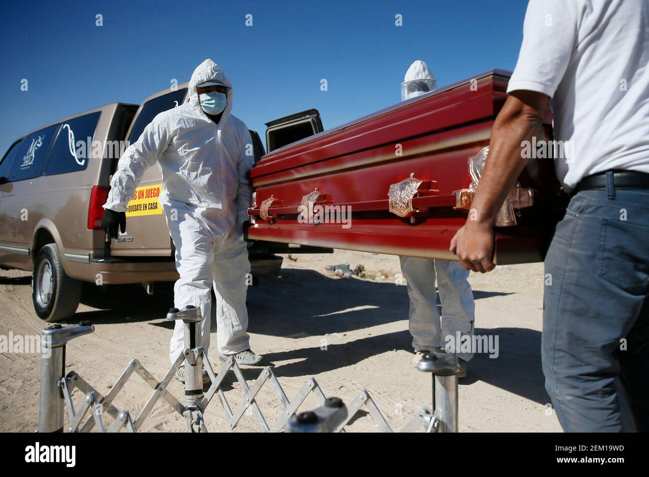 Totengräber begraben ein Opfer des Coronavirus in Ciudad JuÃ¡rez, Mexiko. Auf dem Schild an der Tür des Transporters steht: "Das ist kein Spiel, das zu Hause bleibt." Covid 19 Juarez Beerdigungen 001 (Foto von BRIANA SANCHEZ/EL Paso TIMES/USA Today Network/Sipa USA) Stockfoto