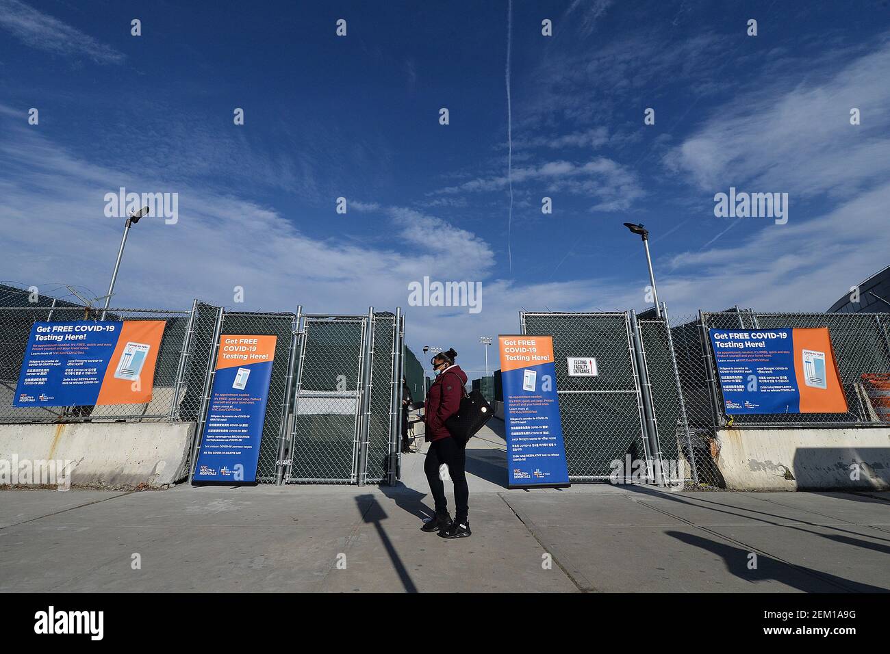Eine Frau geht am Eingang des neu eingerichteten COVID-19-Teststandorts vor dem Jet Blue Airline Terminal 5 am John F. Kennedy International Airport im Stadtteil Queens von New York City, NY, vorbei, 19. November 2020. Die Vereinigten Staaten übertrafen ihre 250.000 Todesfälle durch Coronavirus-Infektionen verursacht und steht vor Rekordanstieg in Infektionen und Krankenhauseinweisungen. (Anthony Behar/Sipa USA) Stockfoto