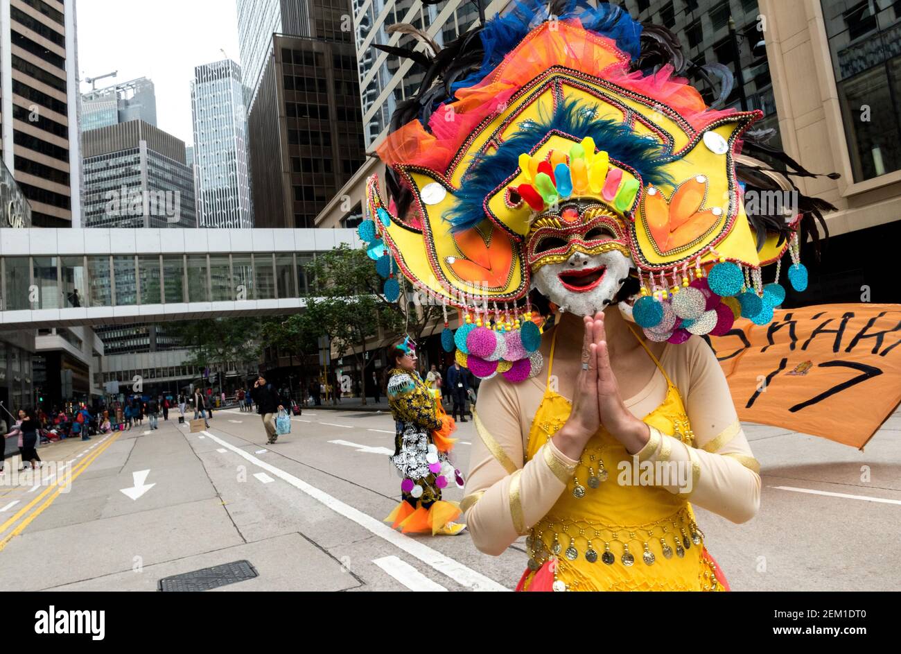 HONGKONG, CHINA - 26. FEBRUAR 2017: Philippinische Hausangestellte nehmen an einer Parade durch Zentral-Hongkong Teil, um das Masskara Festival zu feiern. Originati Stockfoto