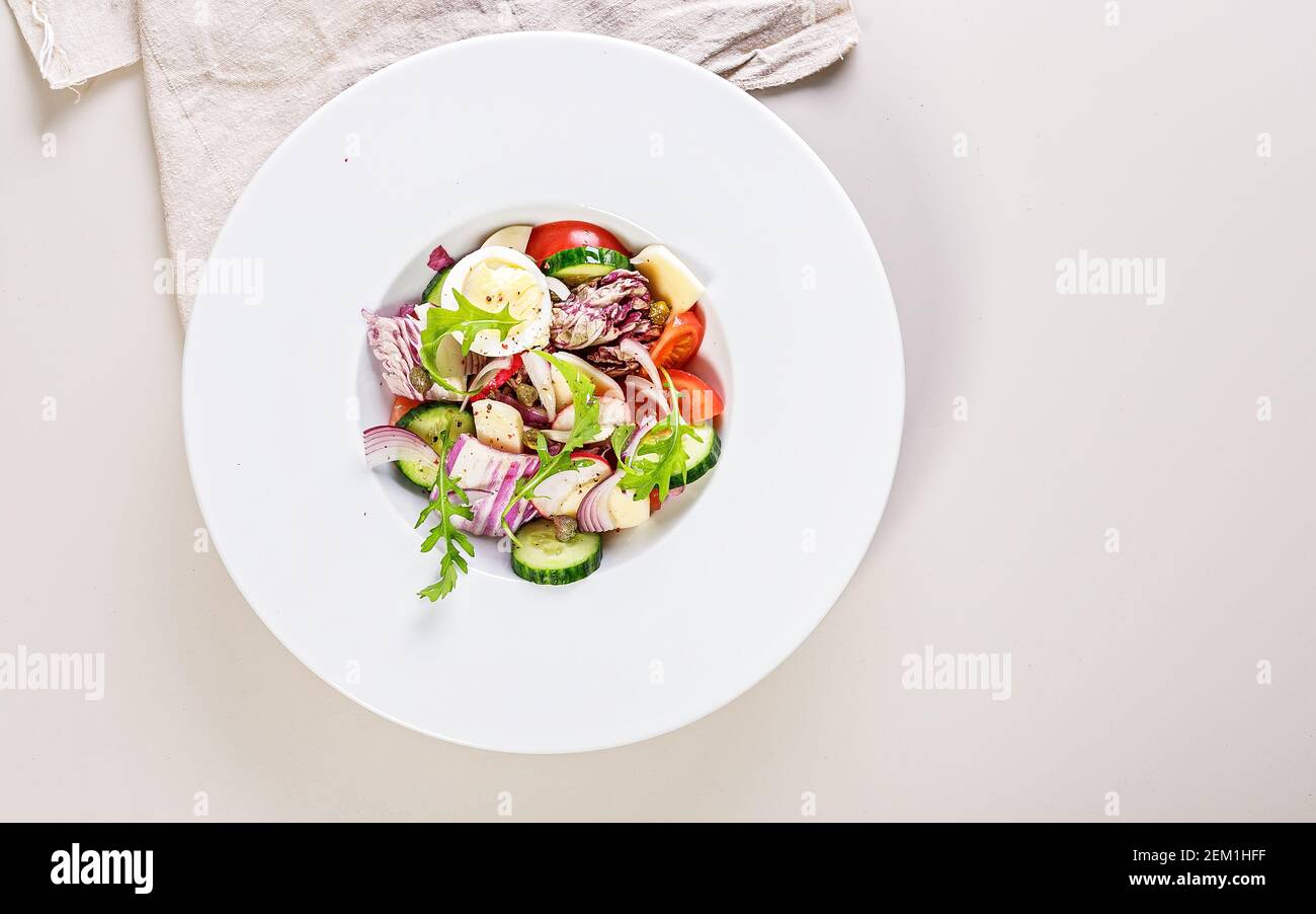 Lebensmittelbanner. Köstlicher hausgemachter Gemüsesalat mit Ei, Mozzarella und Olivenöl. Gesunde Ernährung. Bio-Gemüse: Kohl, Gurke, rot Stockfoto