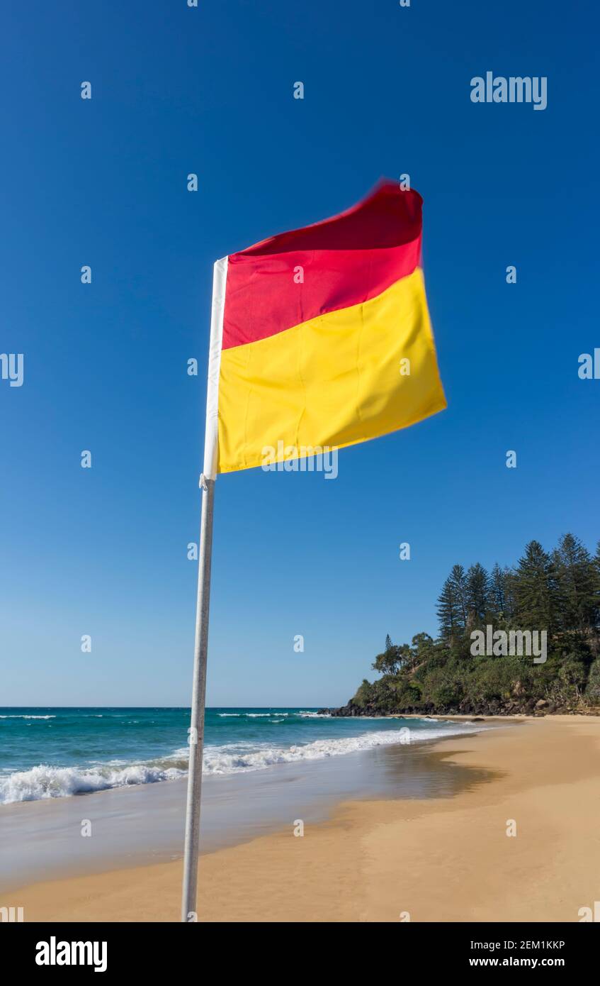 Rote und gelbe Flagge, die auf einen sicheren und bewachten Strand in Australien hinweist Stockfoto