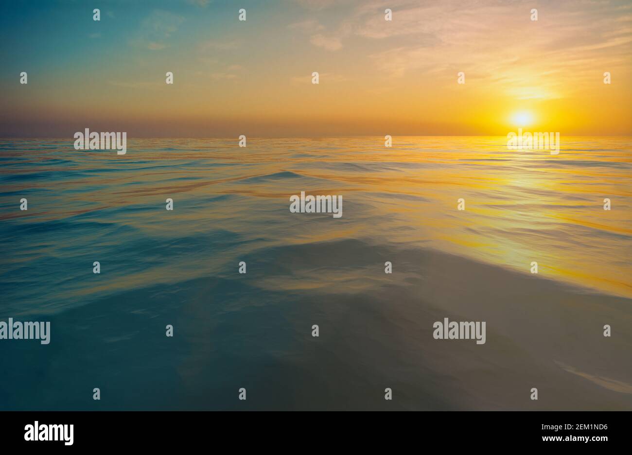 Sonnenuntergang oder Sonnenaufgang über gewelltem Wasser Stockfoto