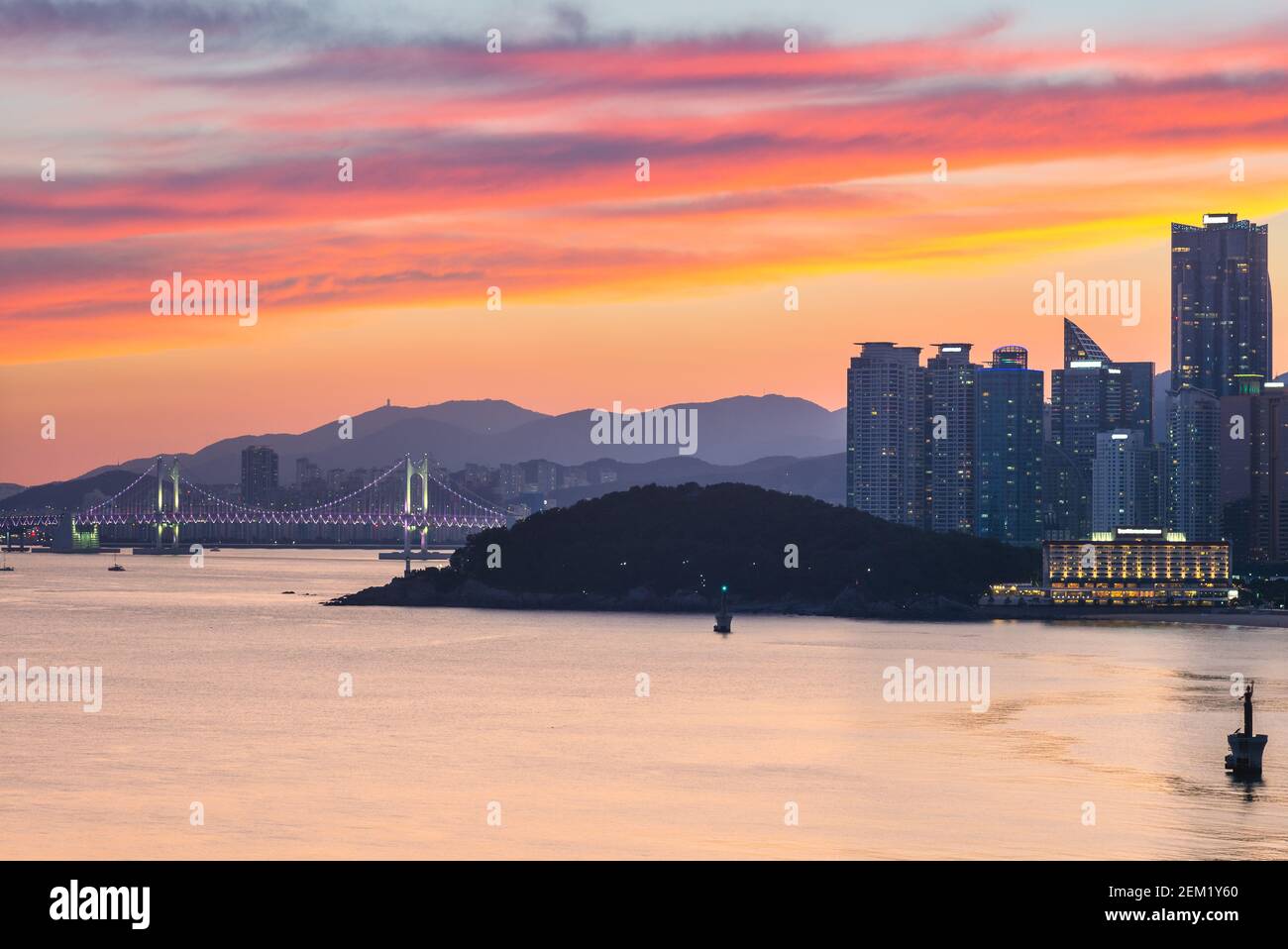 gwangan Brücke und Skyline von haeundae in busan, Südkorea Stockfoto