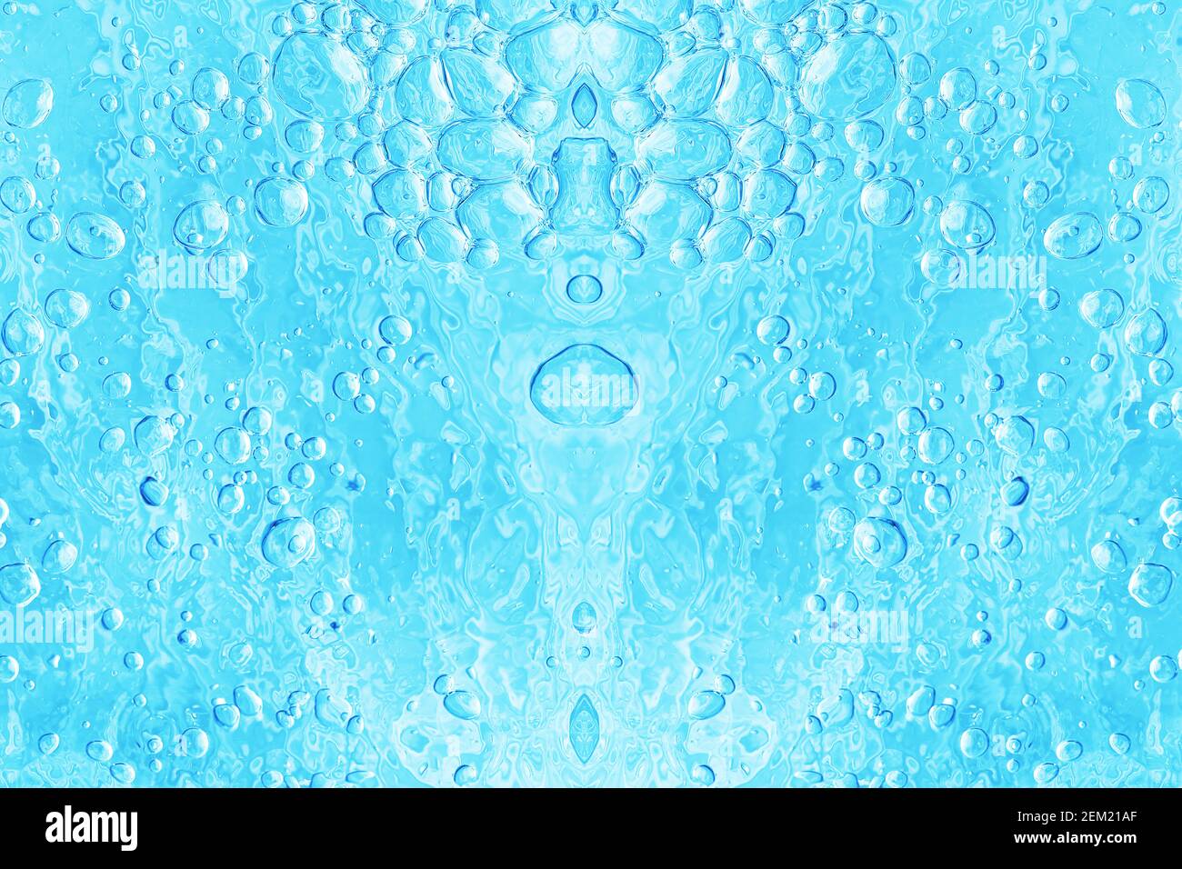 Blau transparent sauberes Trinkwasser abstrakter Hintergrund. Wasseroberfläche mit Luftblasen Hintergrund Stockfoto
