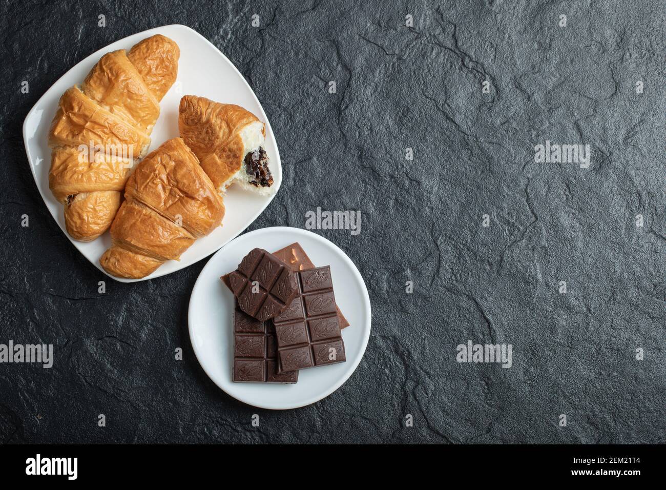 Leckere Croissants mit leckeren Schokoladen-Bars Stockfoto
