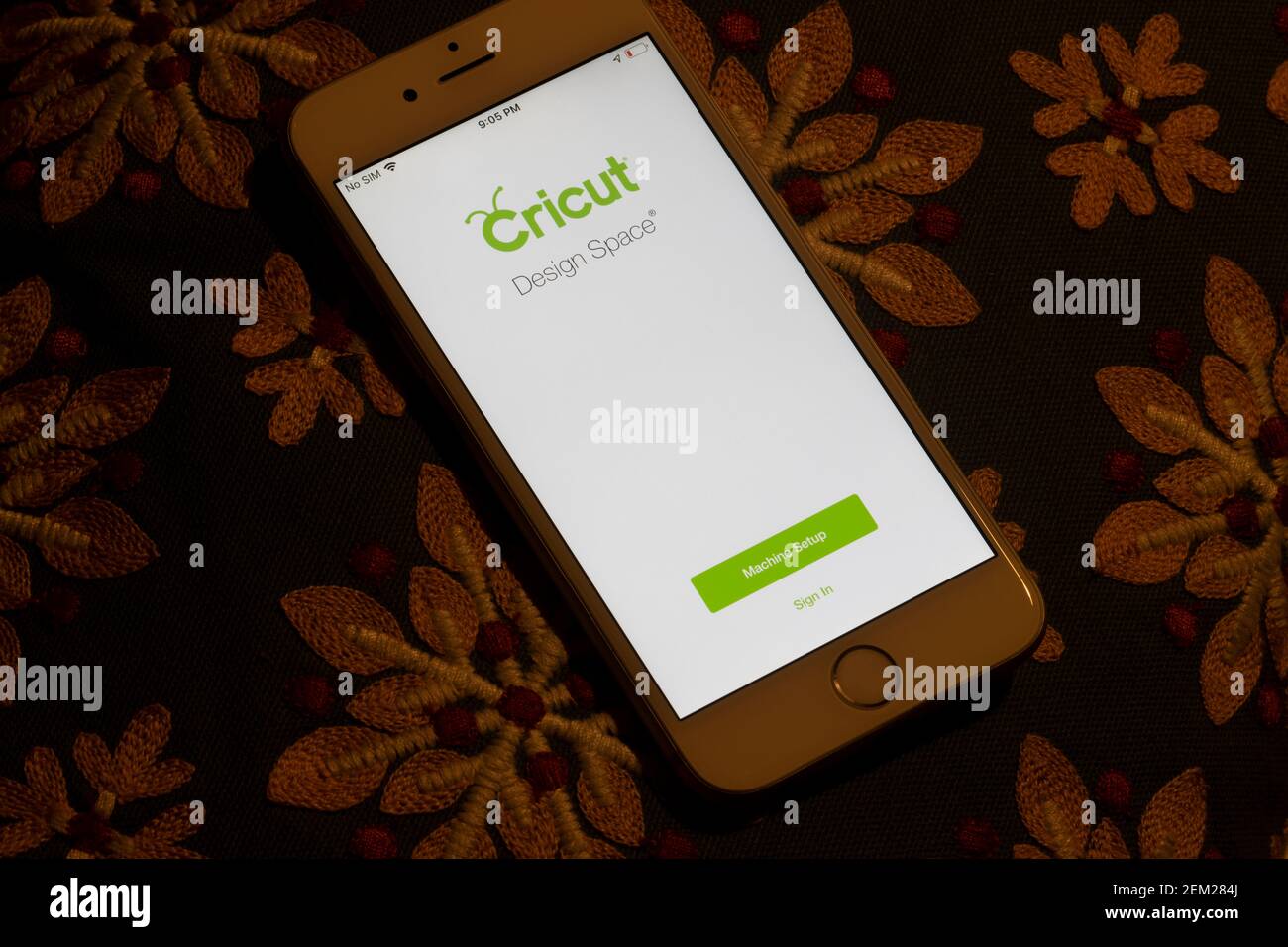 Die Login-Seite der Cricut Design Space App ist auf einem iPhone zu sehen. Die Companion App funktioniert mit den intelligenten Schneidmaschinen Cricut Maker und Cricut Explore. Stockfoto