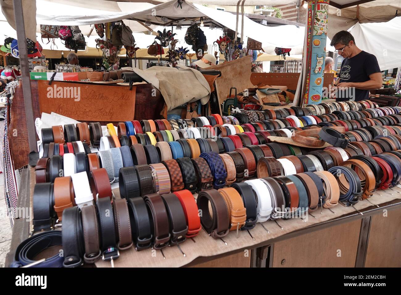 Italienische Ledergürtel zum Verkauf, Markt in Verona, Italien Stockfoto