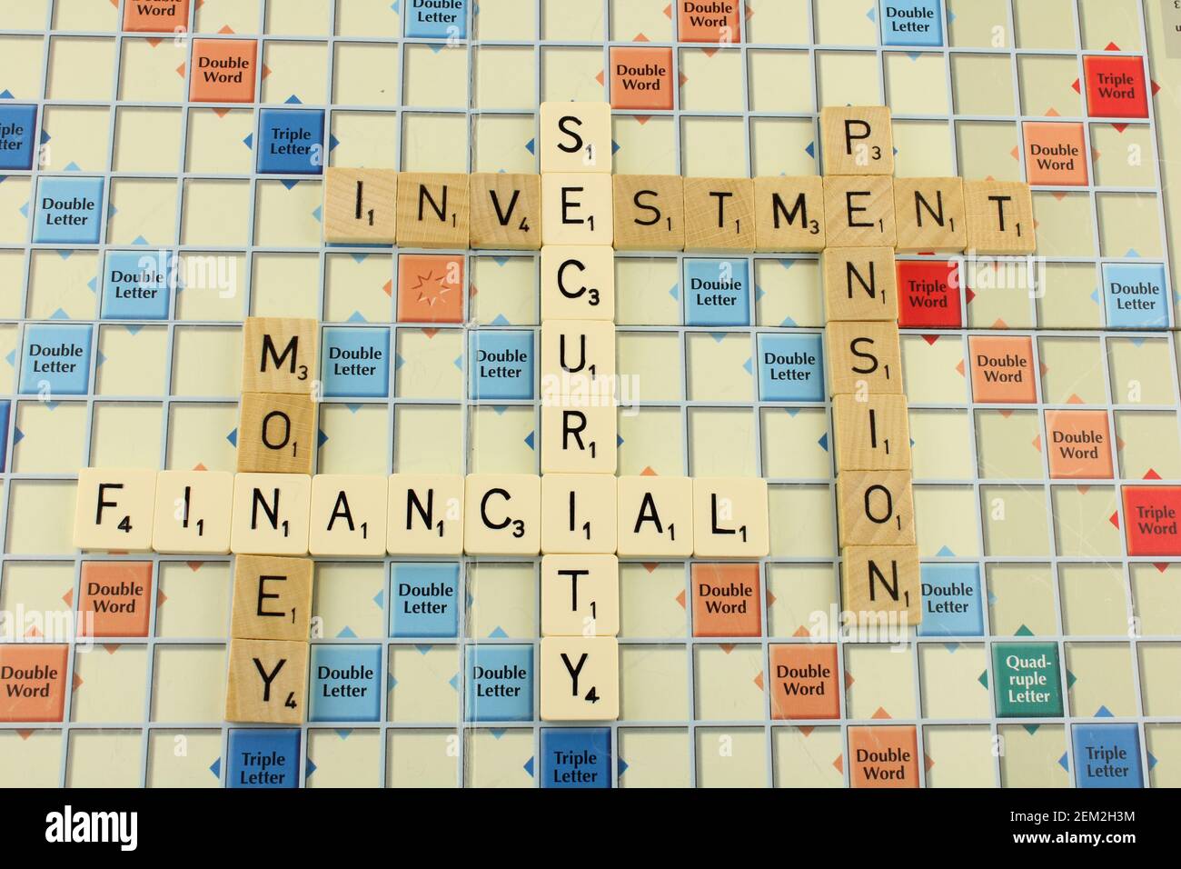 Finanzielle Sicherheit, Ausdruck auf einem Schrottbrett mit finanzieller Sicherheit in Weiß für Hervorhebung. Die Wörter investieren, Geld und Rente in braunem Holz Stockfoto