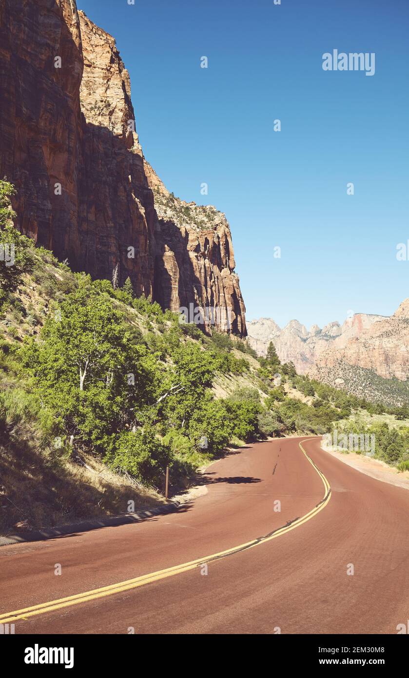 Landschaftlich schöne Straße im Zion National Park, retro Farbtonung angewendet, Utah, USA. Stockfoto