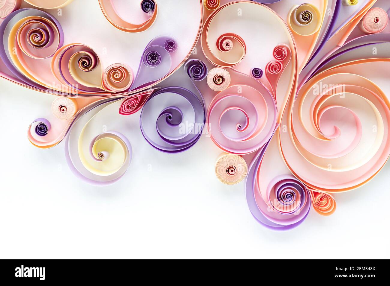 Abstrakt floralen Hintergrund aus quilling Papier farbigen Streifen auf  einem weißen Hintergrund mit Copy Space. Filigranes Papier Kunst Hobby.  Platte aus Quilling pa Stockfotografie - Alamy
