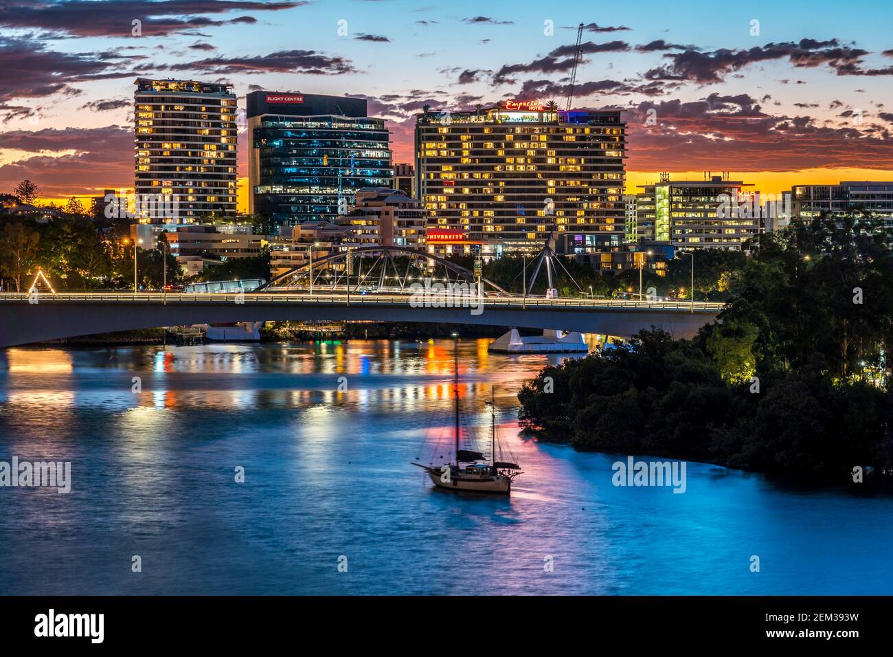 Brisbane, Australien - die Stadt ist bei Sonnenuntergang beleuchtet, vom Aussichtspunkt Kangaroo Point aus gesehen Stockfoto