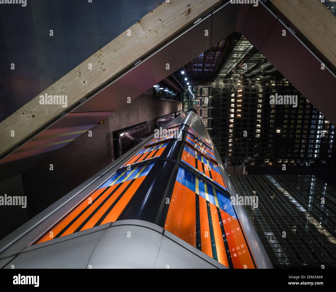 Durch Licht verbunden am Canary Wharf: Eine andere Perspektive des One Canada Square. Stockfoto