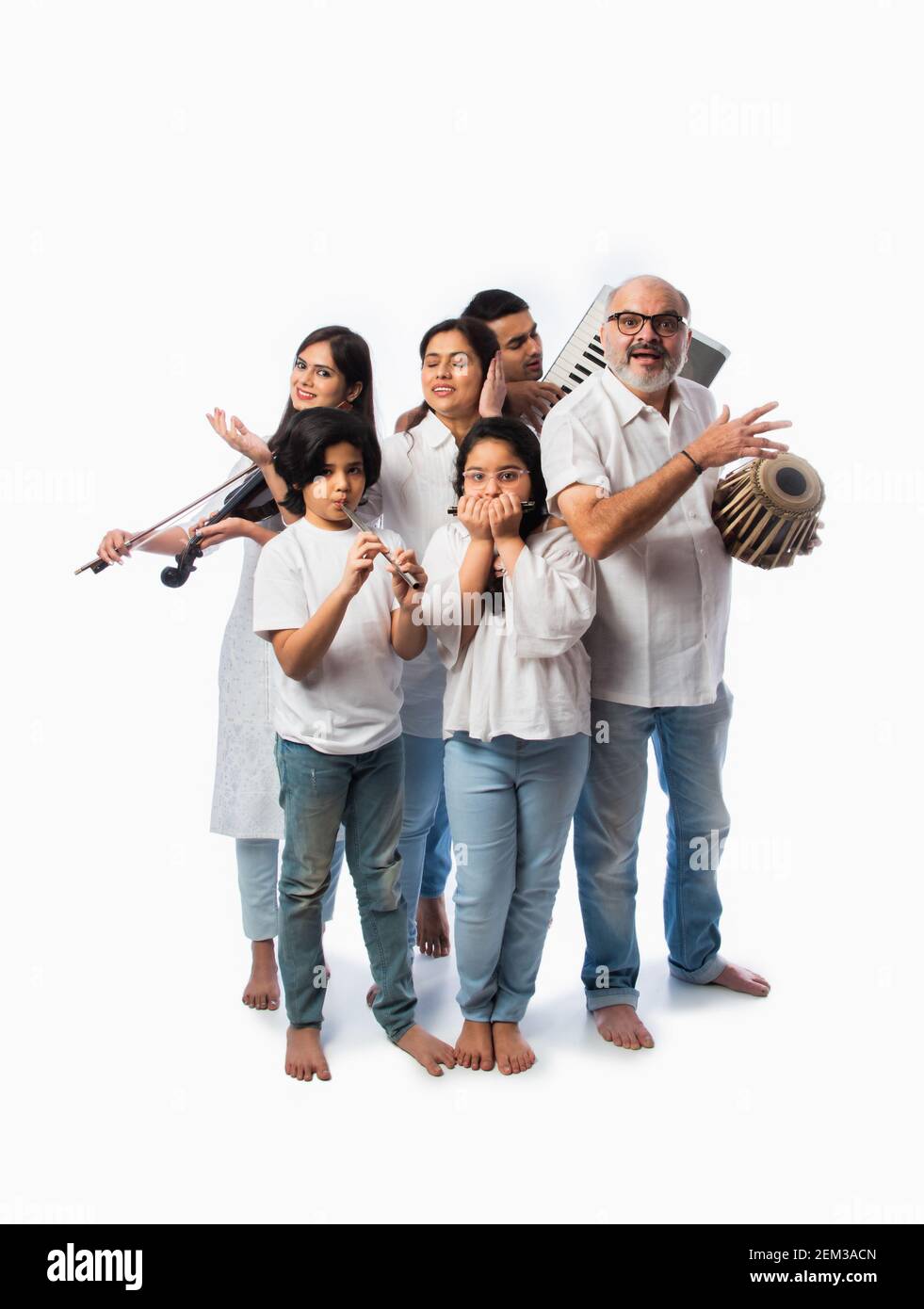 Konzert der indischen Familie von sechs Musikinstrumenten in einer Gruppe und Senior Dame singen, stehen vor weißem Hintergrund Stockfoto