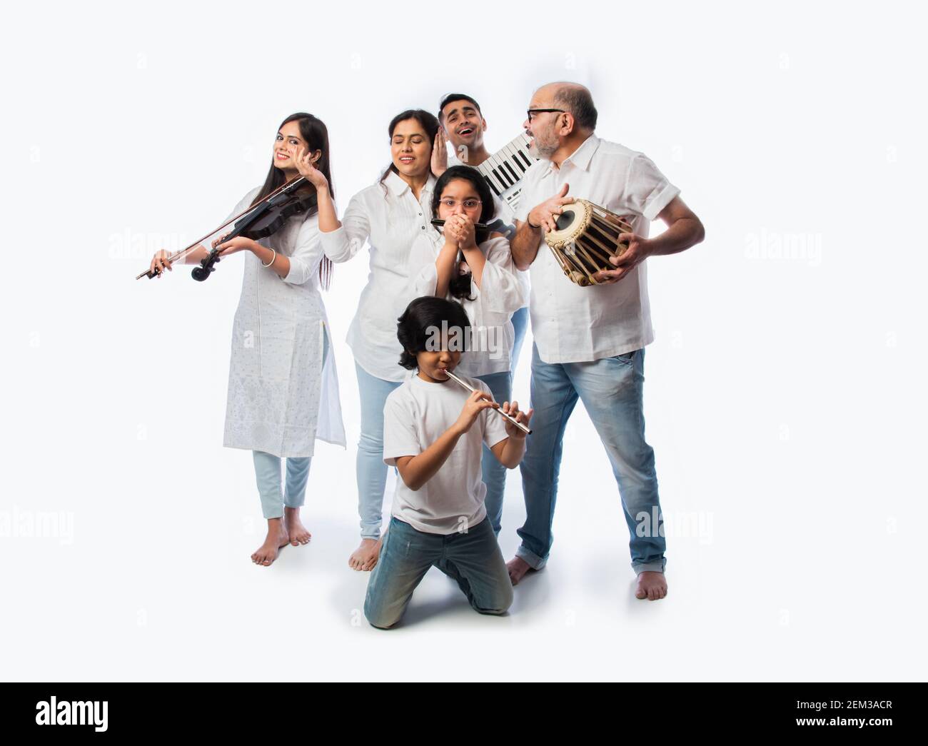 Konzert der indischen Familie von sechs Musikinstrumenten in einer Gruppe und Senior Dame singen, stehen vor weißem Hintergrund Stockfoto