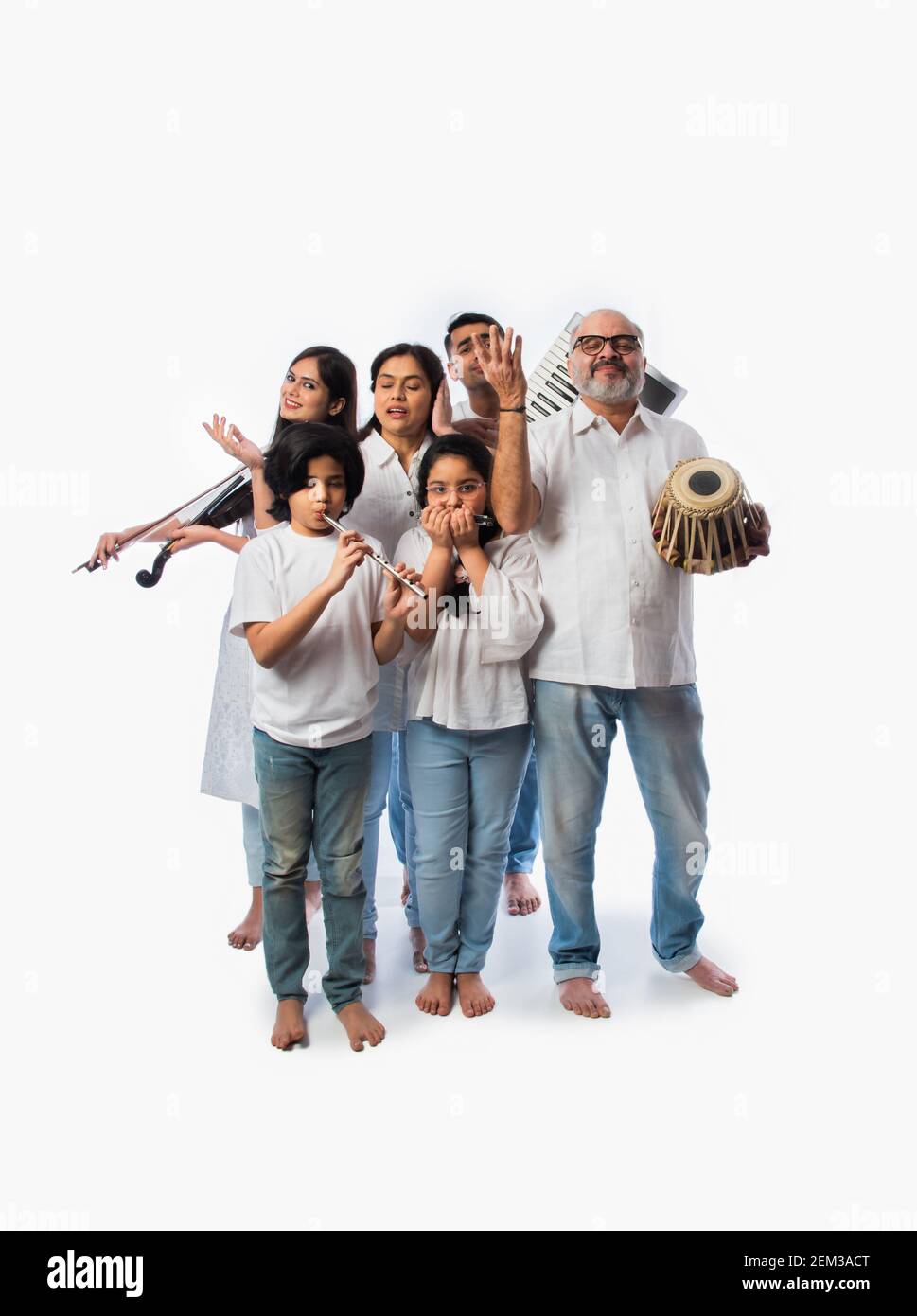 Konzert der indischen Familie von sechs Musikinstrumenten in einer Gruppe und Senior Dame singen, stehen vor weißem Hintergrund Stockfoto