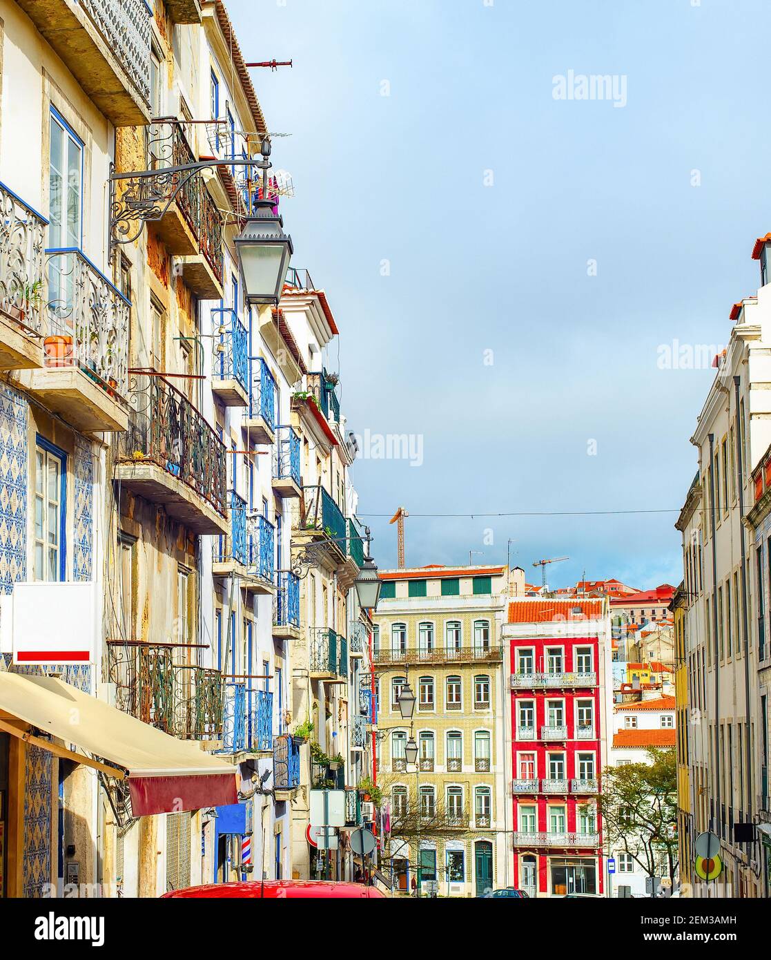 Altstadt Stadtbild, typisch portugiesische Architektur. Lissabon, Portugal Stockfoto