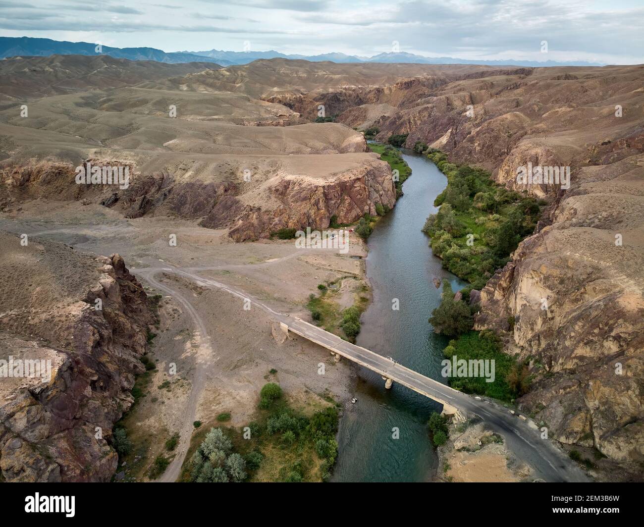 Luftpanorama der Brücke am Fluss Charyn in der Wüste In Kasachstan Stockfoto
