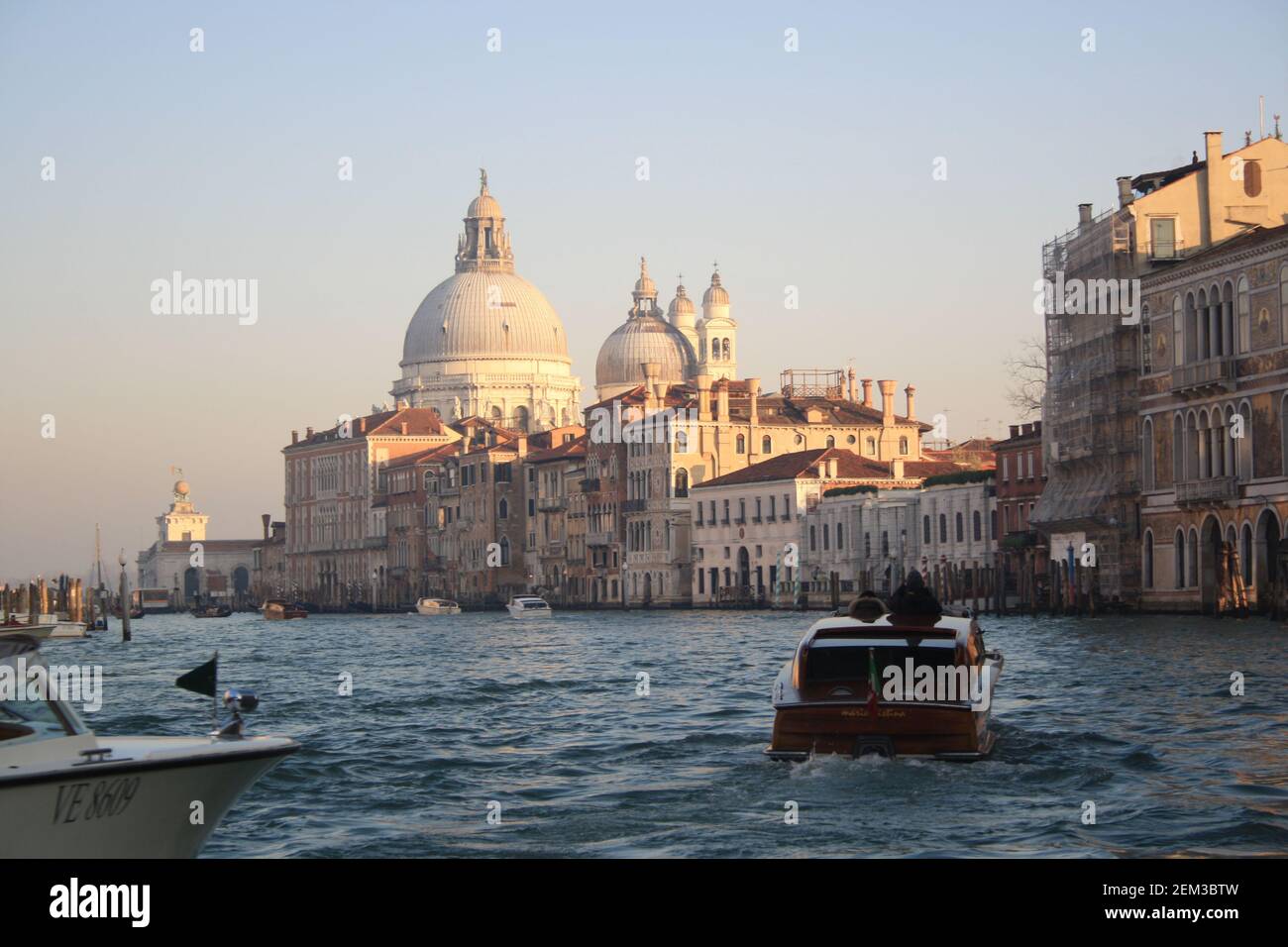 Gondel auf einem Kanal an einem sonnigen Tag in Venedig, Italien Stockfoto