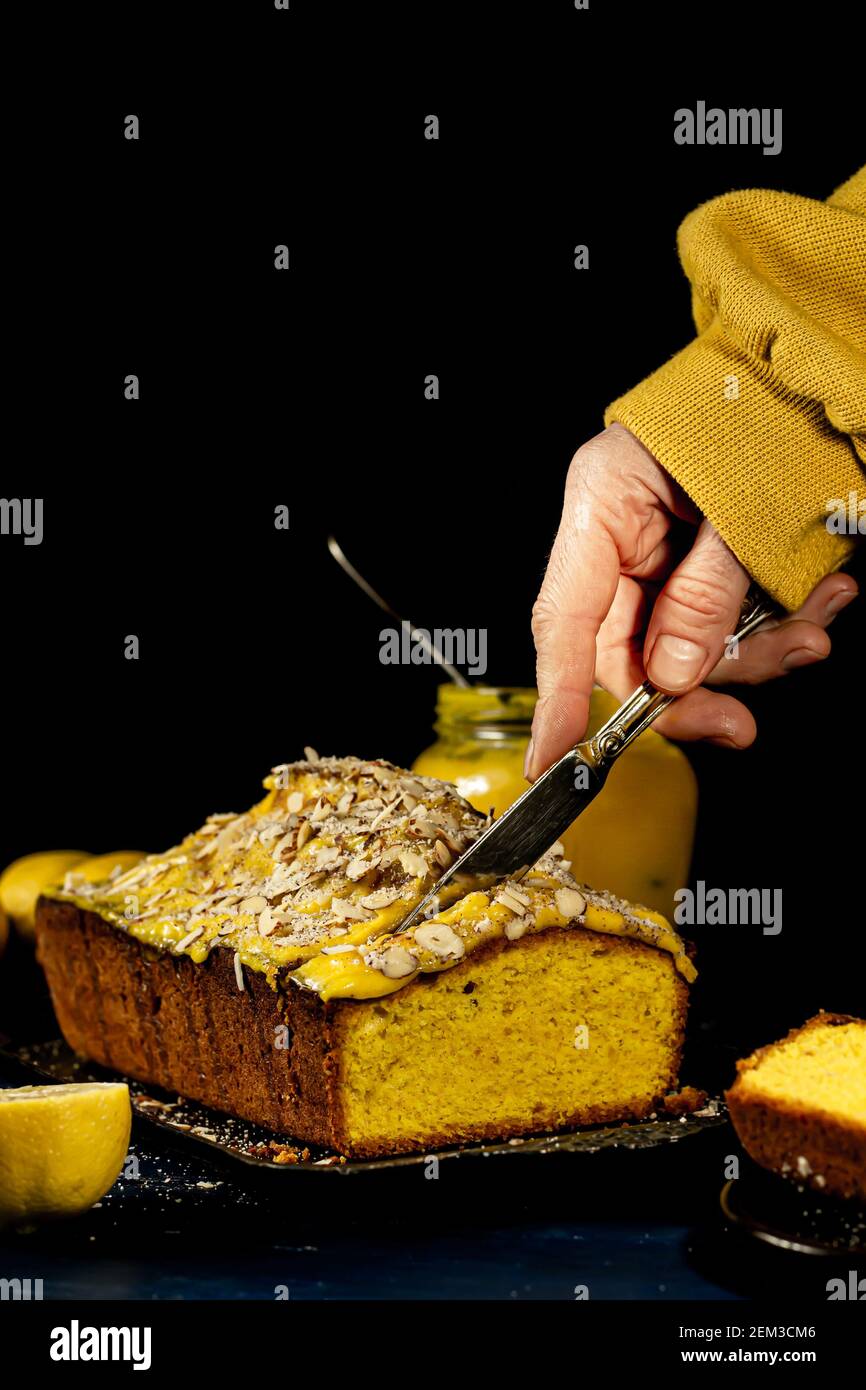 Hintergrund mit Zitronenkuchen und Zitronenkuchen. Stockfoto